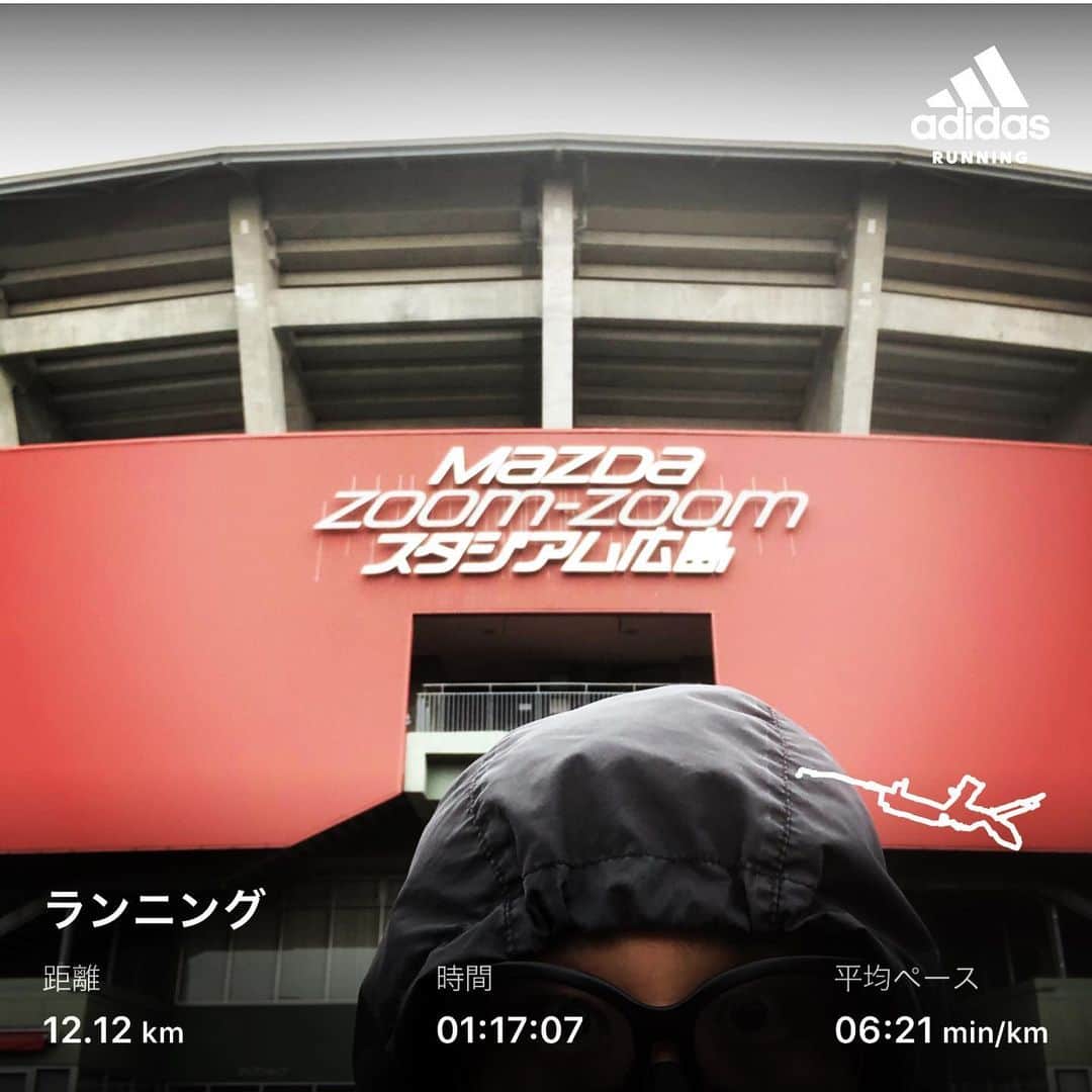のインスタグラム：「おはようございます！ 広島12km朝ラン終了！今日は曇りで走りやすかったです！ 心身ともに健康で。 広島袋町サウシュー写真展&STINGRAY限定ショップ2日目！ 金曜日なので11-21時まで！ずっと居ます！13時くらいにRCCラジオ出演します！ 22-23時でJIMO カフェでDJ  #stingrun #朝ラン #玉ラン #adidas #adidasultraboost  #run #running #ランニング　#心身ともに健康に　#広島」