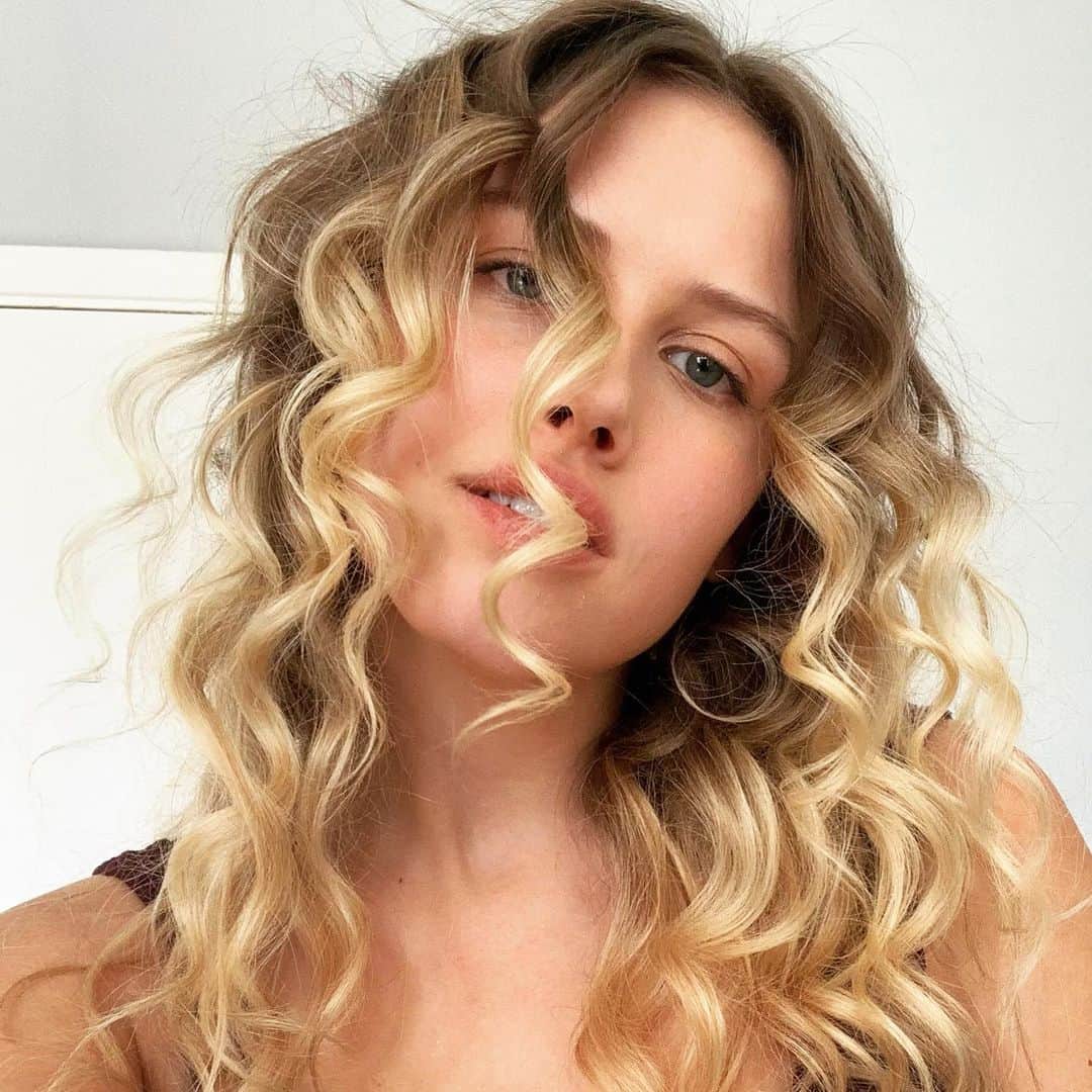 のインスタグラム：「a curl right in the middle of her forehead」