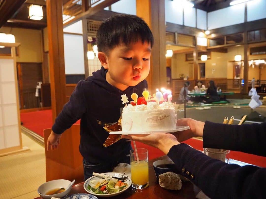 渡部太基のインスタグラム：「. 11月18日で㊗️4歳になりました👦🎉 今年もたくさんの方々にお祝いしていただき 幸せなBirthday weekとなりました😊🙏 本人は照れながらも、また🎂やんのかよ❣️🤩って喜んでました🥰 子供の成長は嬉しくも、ちょっぴり寂しくも感じる今日この頃。。😢 #わたべんちのれおうくん #祝4歳  #誕生日おめでとう #パパにしてくれてありがとう」