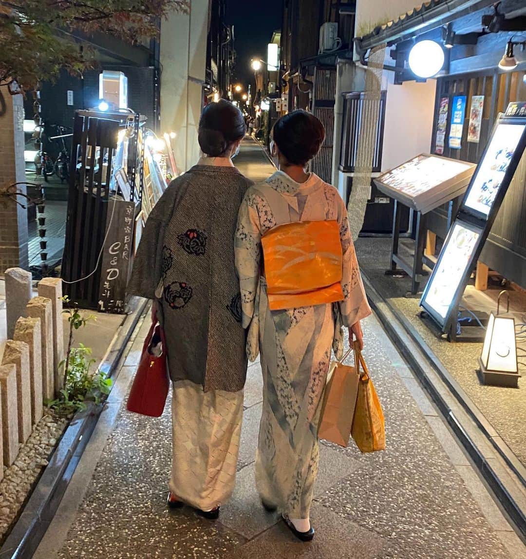 金子エミさんのインスタグラム写真 - (金子エミInstagram)「永きに渡り京都に住む兄さんとmayucoさんと、京都／先斗町、宮川町の夜を楽しみました。  「小さな５」で京都」11月20日 9時08分 - emikaneko1114
