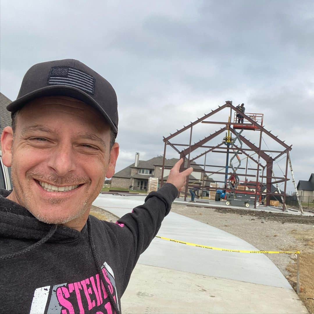 スティーブのインスタグラム：「Finally my shop/garage/man cave is taking shape!! やっと秘密基地の形が見えてきたね❣️」