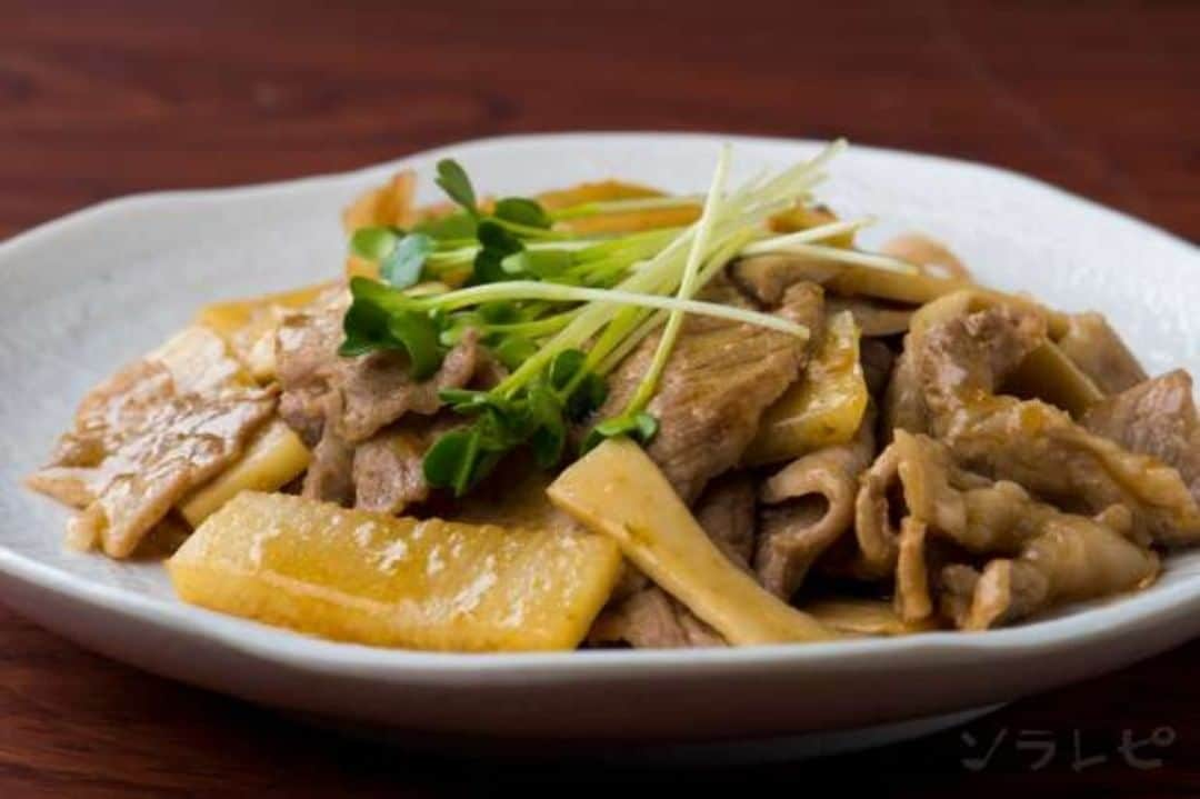 ソラレピさんのインスタグラム写真 - (ソラレピInstagram)「豚肉と長芋の柚子こしょう炒め Stir-fried pork and Chinese yam with yuzu pepper . 柚子胡椒の辛みがくせになる一品です✨ 材料を切って炒めるだけで、簡単に出来ますよ😍 . 【材料】<2人分> 豚肩ロース・・・160g 長イモ・・・200g エリンギ・・・100g 油・・・適量 柚子胡椒・・・6g 醤油・・・18g 酒・・・30g カイワレ大根・・・5g . レシピの詳細はソラレピアプリでチェック @solarepi のリンクからDLできます ソラレピ献立の写真投稿も #ソラレピ でお待ちしてます♪ . #solarepi #food #recipe #レシピ #cooking #料理 #instafood #簡単料理 #簡単レシピ #献立 #menu #japanesehomecooking #japanesefood #yummy #foodporn #foodstagram #homecooking #deristagrammer #クッキングラム #おうちごはん #豚肉 #pork #長芋 #Chineseyam #柚子胡椒 #旬」11月20日 9時12分 - solarepi