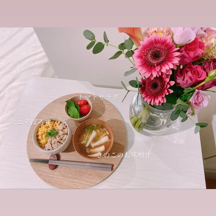 池田美佳のインスタグラム：「#mikaskitchen #そぼろ丼 #home #生徒さんから頂いた素敵なお花💐 #KEYUKAの丸いおぼんがお気に入り  昨夜のクリエイティブ会議でヨーロッパで公演をする話に。それまで作品を創り温めて、英語の勉強を頑張ろうと思います。早く海外に行ける世の中になると良いなぁ！」