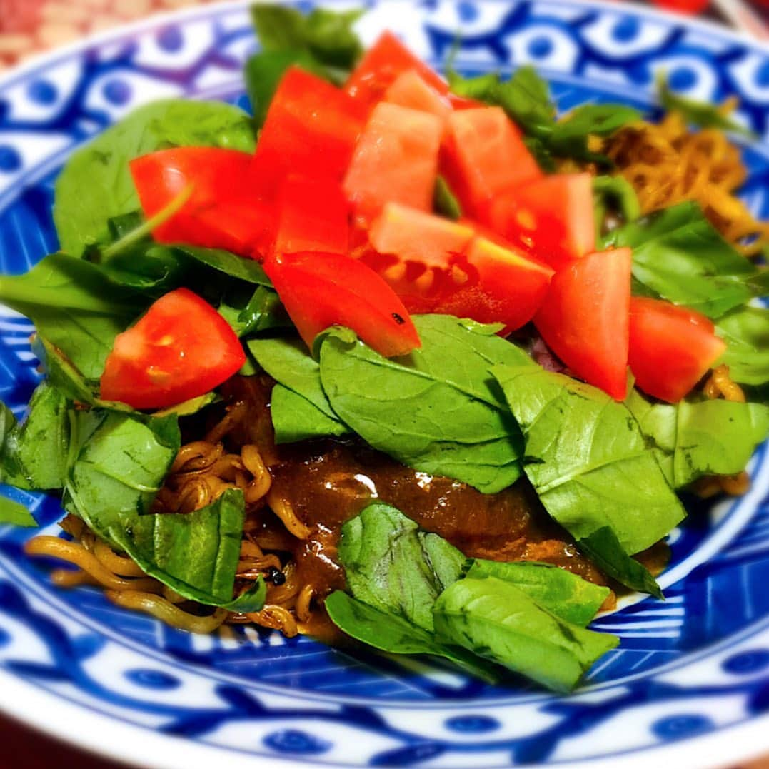 川崎麻世さんのインスタグラム写真 - (川崎麻世Instagram)「麻世のお家ご飯🏠  カレー焼きそば  焼きそばに、昨日紹介した余った薬膳カレーをかけて、ベビーリーフとバジルとトマトを乗せて一緒に頂くと美味しかったです。  レトルトカレーにガラムマサラを加えても美味しさアップしますよ🍛  #カレー #焼きそば #カレー焼きそば #ベビーリーフ #ガラムマサラ #川﨑麻世 #川崎麻世」11月20日 9時14分 - mayokawasaki