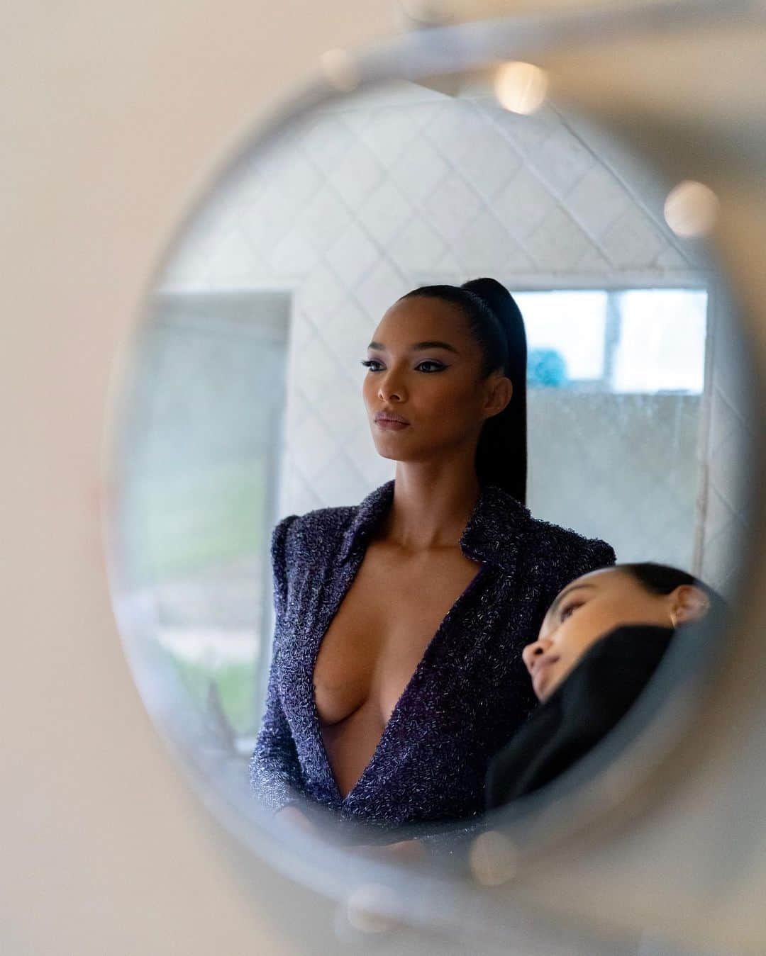 ライス・リベイロさんのインスタグラム写真 - (ライス・リベイロInstagram)「Last min touch ups ✨💜 📸 @adamkudeimati」11月20日 9時15分 - laisribeiro