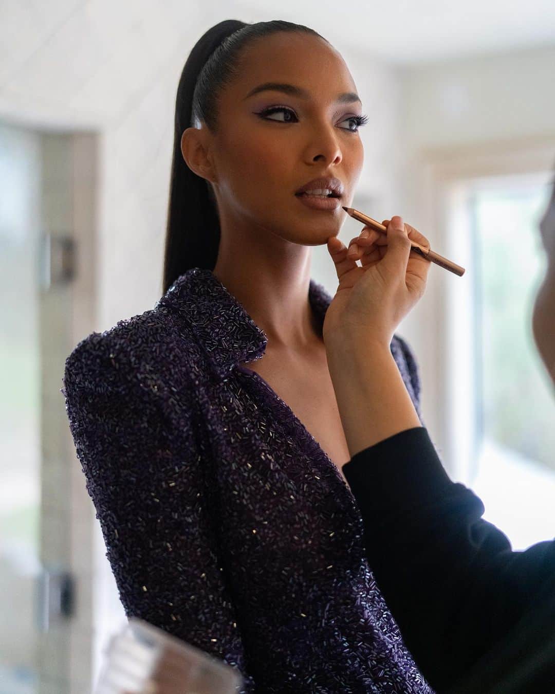 ライス・リベイロのインスタグラム：「Last min touch ups ✨💜 📸 @adamkudeimati」