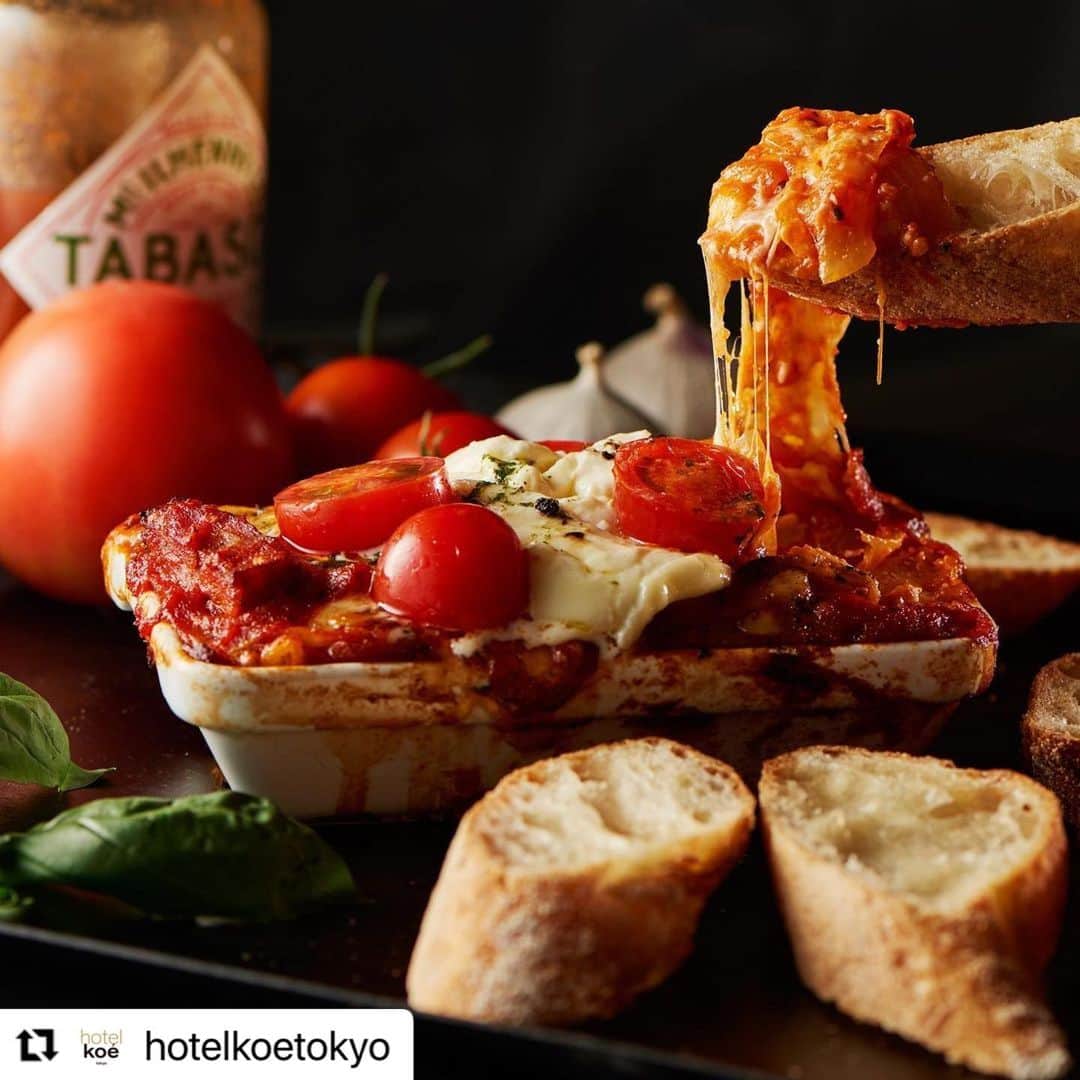 コエのインスタグラム：「#Repost @hotelkoetokyo with @make_repost ・・・ koe lobbby-seasonal menu- ・ 11/12(木)より11月12日(木)より期間限定メニュー＜ミルクモッツァレラのマルゲリータグラタン＞が登場。🍕 マルゲリータピザから着想したグラタンは、hotel koe bakery のパンと一緒にお楽しみいただき、ピザのようにもお召し上がりいただける2度美味しいメニューです。 明日からの販売となりますので、ぜひお楽しみに。 ・ ※限定メニュー販売に伴い、通常メニューを一部変更してご提供いたします。 ※現在、新型コロナウイルス感染拡大防止の為、営業時間を縮小して営業しております。 ・ koe lobby 渋谷　(hotel koe tokyo 1F) morning : 7:30~11:00(l.o.10:30) lunch : 11:00〜15:00 (l.o.14:30) tea time〜:15:00〜20:00(l.o.19:30) ・ 〒150-0042 東京都渋谷区宇田川町３−７ tel.03-6712-7257 ・ #koe#koelobby#hotelkoe#tokyo#shibuya#shibuyacafe#japan#bread#morning#breakfast#bread #일본 #시부야 #아침 #コエ #コエロビー #ホテルコエ#モーニング#渋谷 #渋谷カフェ#パン#hotelkoebakery#マルゲリータグラタン#🍕」