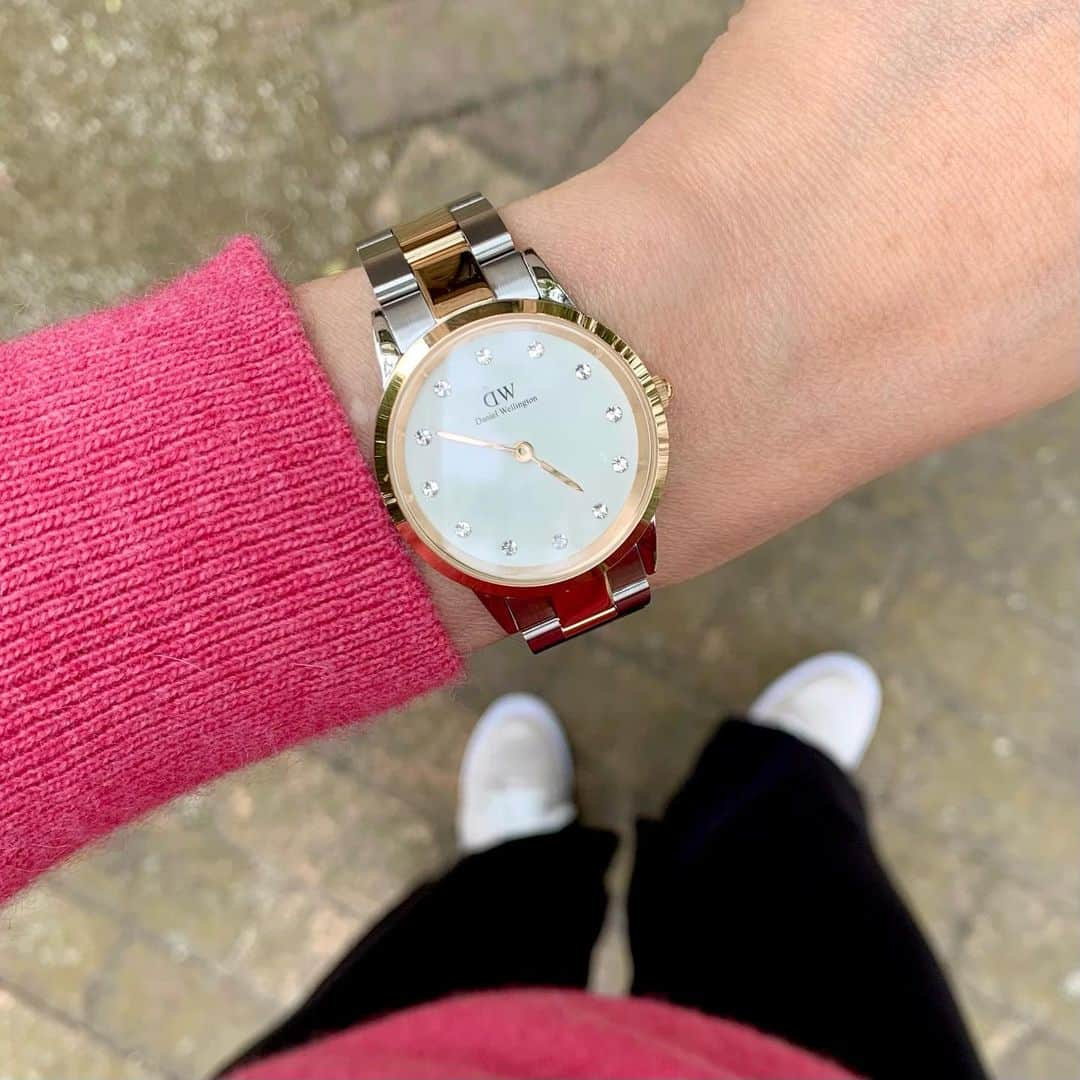 hirokoさんのインスタグラム写真 - (hirokoInstagram)「🌱2020.11.20（金）﻿ ✽.｡.:*・ﾟ #danielwellington﻿ ﻿ シルバーとローズゴールドのコンビネーション﻿ 「ICONIC LINK LUMINE」が仲間入り﻿ ﻿ ジーンズでもスーツでも...﻿ どちらにも使えるコンビネーションの腕時計﻿ モノトーンが多くなる冬の季節...﻿ 手元のアクセントになること間違いなし！﻿ ﻿ ネックレスも合わせてローズゴールドに﻿ リングをモチーフにしたデザインも可愛い😆﻿ ﻿ ﻿ ﻿ 💁‍♀️ここからお得なお知らせです------------﻿ ﻿ ブラックフライデーキャンペーンが始まりました ﻿ ＼2020年最大のDW Black Fridayセール／﻿ 11月20日～30日まで期間限定実施中！﻿ ﻿ 公式サイト➤www.danielwellington.com/jp﻿ DW直営店舗にて『最大50％OFF！』﻿ 15％OFFクーポンコード併用でさらにお得✨﻿  ﻿ ★全品使用可15％OFF★﻿ クーポンコード：【 hiropon 】﻿ ﻿ ------------------------------------------﻿ ﻿ クーポンコードを使って﻿ お気に入りの腕時計をお得にゲットして下さい﻿ ﻿ ﻿ ﻿ ﻿ .........The end ⌚︎﻿ #ダニエルウェリントン #DW #DW新作 #キャンペーン #ブラックフライデー #ICONICLINK #洗練さ #アイコニックなデザイン #ステンレス腕時計 #エレガント #ファッションアイテム #Watches #ウォッチ #大人アイテム #プレゼント﻿ ・」11月20日 9時23分 - hiropon0201