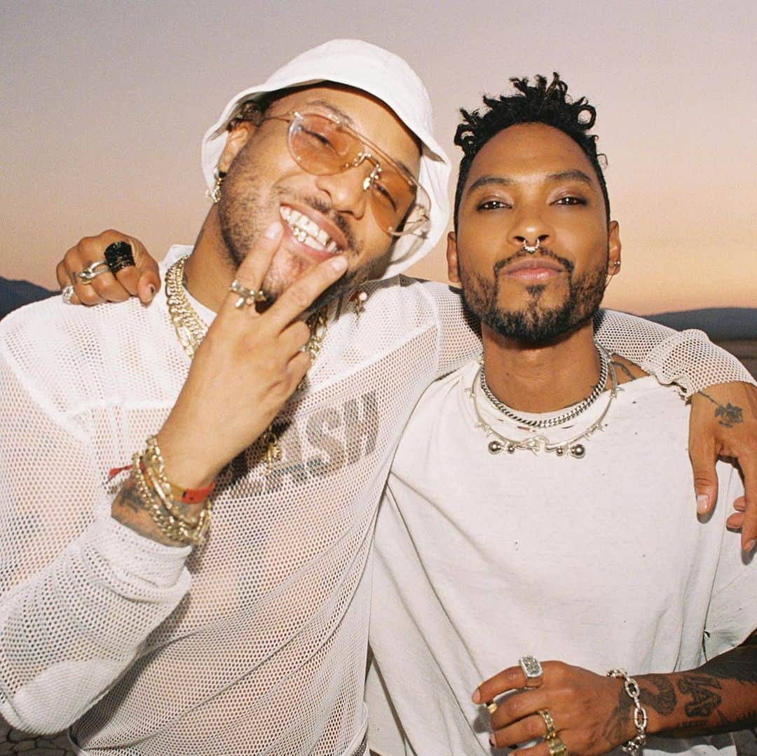 のインスタグラム：「HAPPY EARTHDAY BRO WE LOVE YOU @rojamesxix grateful for You bro, proud to call you my friend and I’m wishing you peace and prosperty everyday but especially today on your born day. Here’s a few slides that pretty much sum up anytime we link 🙏🏾🔪🌹🦂 (photos by @70mm_ )」