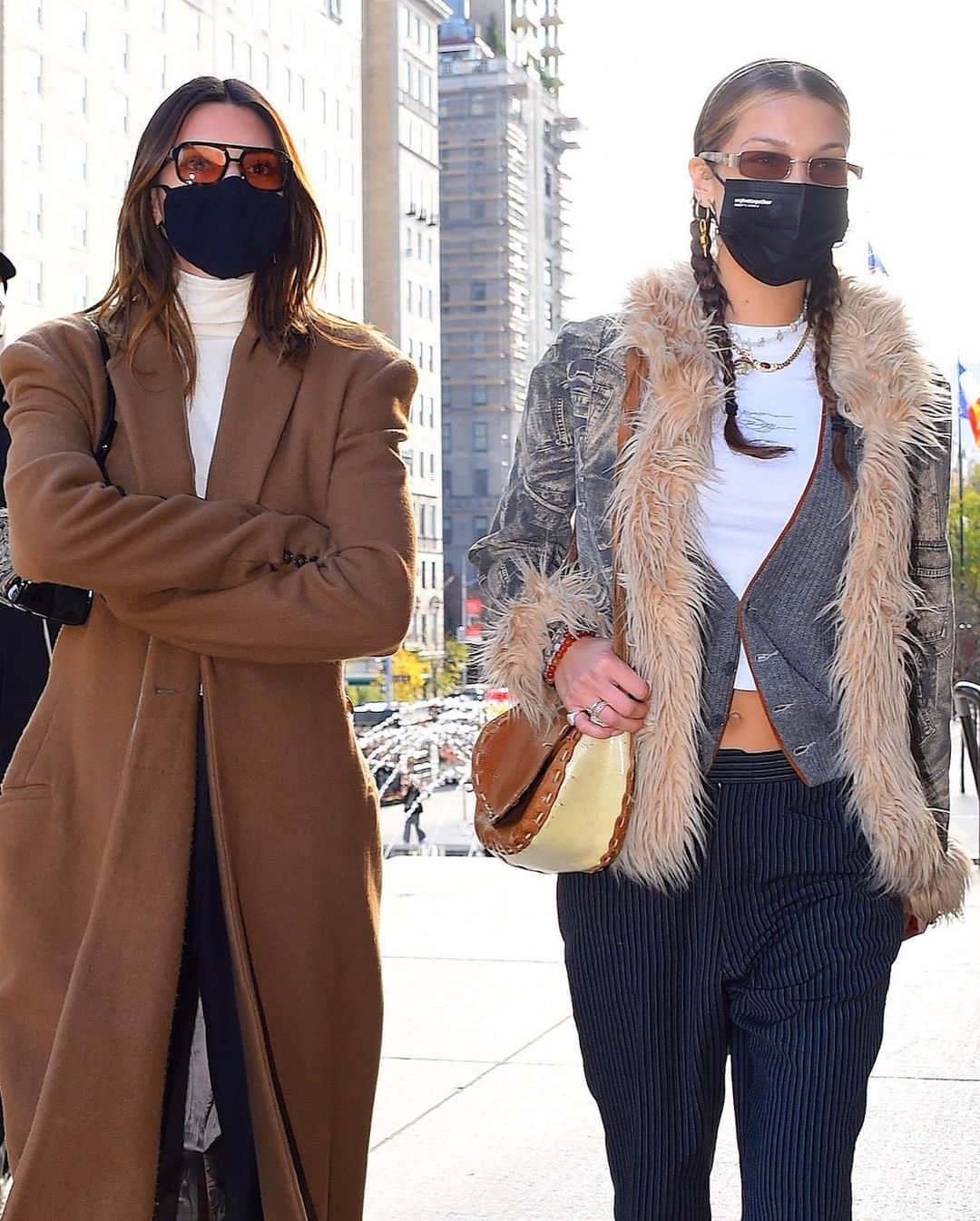 Just Jaredさんのインスタグラム写真 - (Just JaredInstagram)「@kendalljenner and @bellahadid are seen heading into the Met Museum for an afternoon of art and culture #KendallJenner #BellaHadid Photos: Getty」11月20日 9時30分 - justjared
