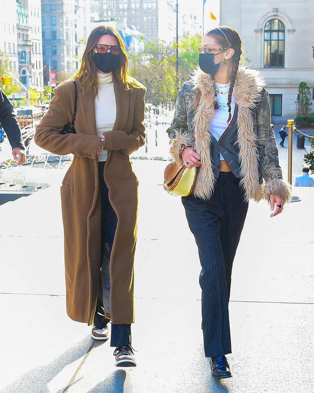 Just Jaredさんのインスタグラム写真 - (Just JaredInstagram)「@kendalljenner and @bellahadid are seen heading into the Met Museum for an afternoon of art and culture #KendallJenner #BellaHadid Photos: Getty」11月20日 9時30分 - justjared