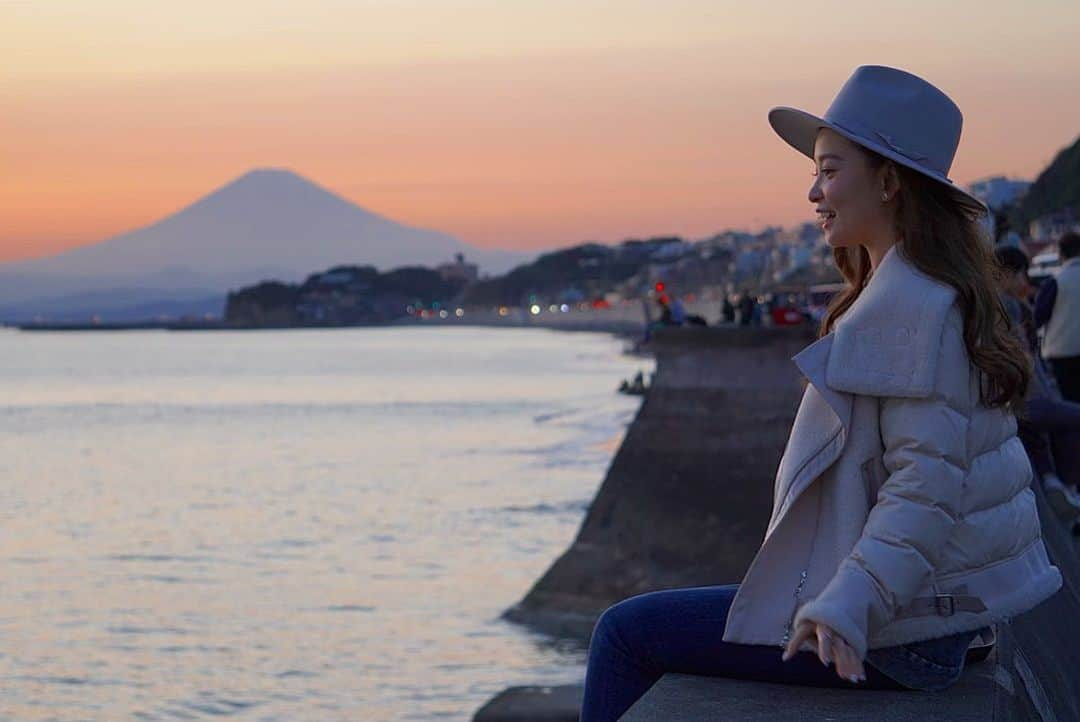 陽菜えみるさんのインスタグラム写真 - (陽菜えみるInstagram)「. . The sea gives me power at any time. . 🌊✨✨ . #どんな時も #海はパワーをくれます #私のパワースポット #パワーチャージ #江ノ電 #江ノ島電鉄 #稲村ヶ崎 #湘南 #お散歩 #おさんぽ #サンセット #夕陽 #富士山 #冬服 #冬服コーデ #ファッション #ファッションコーデ #おでかけ #帽子 #帽子コーデ #帽子好き #帽子好きと繋がりたい  #ハット #ハットコーデ #ホワイトコーデ #白系統 #白コーデ #冬の白コーデ #一眼レフ #一眼レフカメラ」11月20日 9時35分 - emiru_haruna