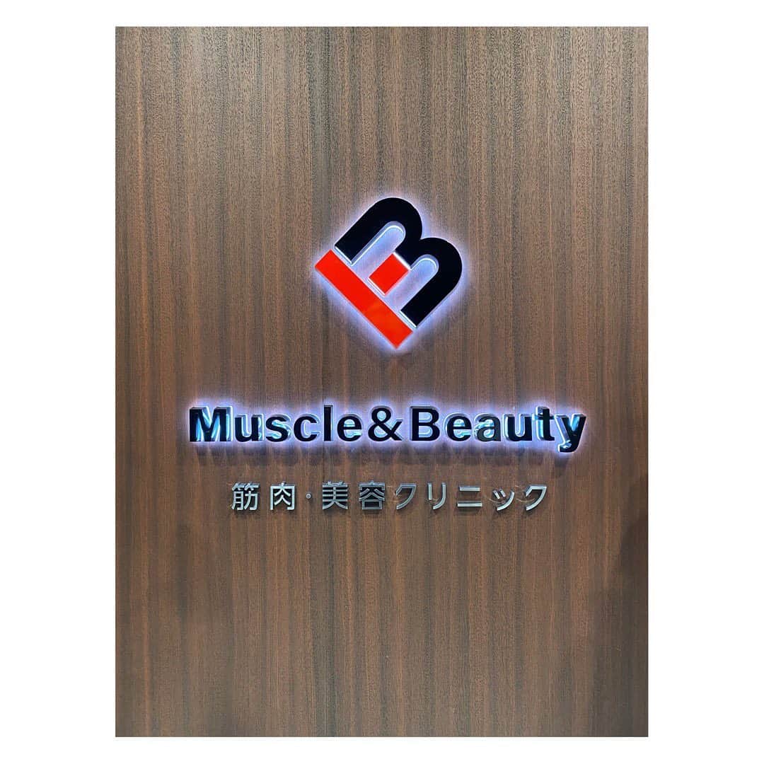 朝日光輝さんのインスタグラム写真 - (朝日光輝Instagram)「腹筋バキバキ計画😏✨  @muscle_beauty_clinic さんで  筋肉を引き締めながら脂肪を燃焼させる  話題の《EMSCULPT》エムスカルプト✨  初めてだったので強さMAXは遠慮しときましたが、  それでもなかなかの刺激！！  腕やお尻もできるらしいけど、  ワタクシは、  しばらくこれで腹筋を鍛えマッスル✨ * * * * * #筋肉美容クリニック#麻布十番#emsculpt #エムスカルプト#腹筋#バキバキ#計画#美容#美容おじさん#ダイエット#ボディーメイク#ワークアウト#トレーニング#ヒップアップ#美容師#ヘアメイク」11月20日 9時39分 - mitsuteru_asahi