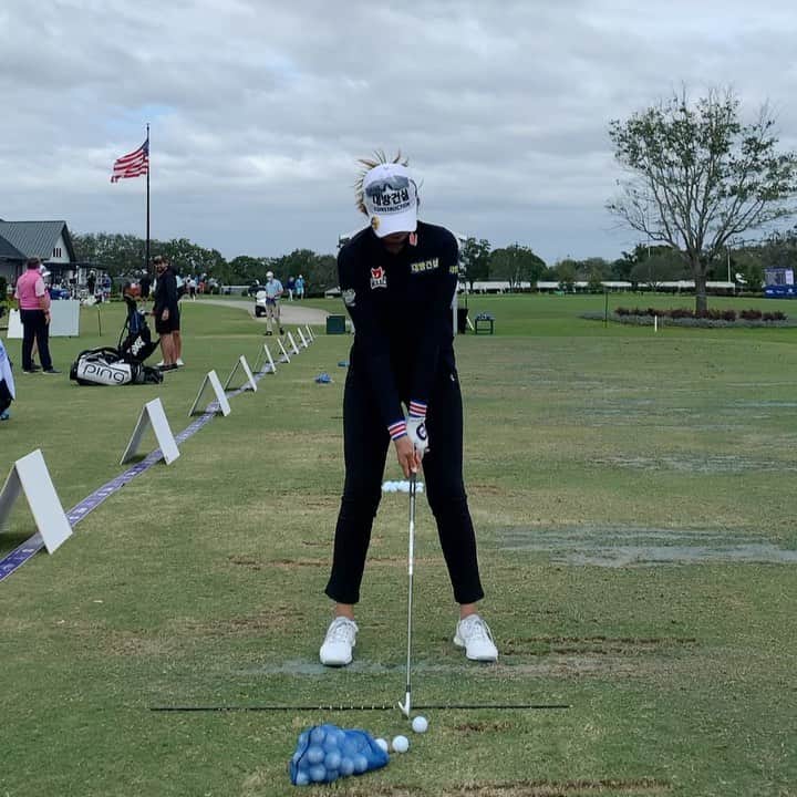 ハー・ミジョンのインスタグラム：「정은이 말 듣고 내일은 백스윙 180% 돌려야지.  Video by @__________6ix  #골프스윙 #7iron」