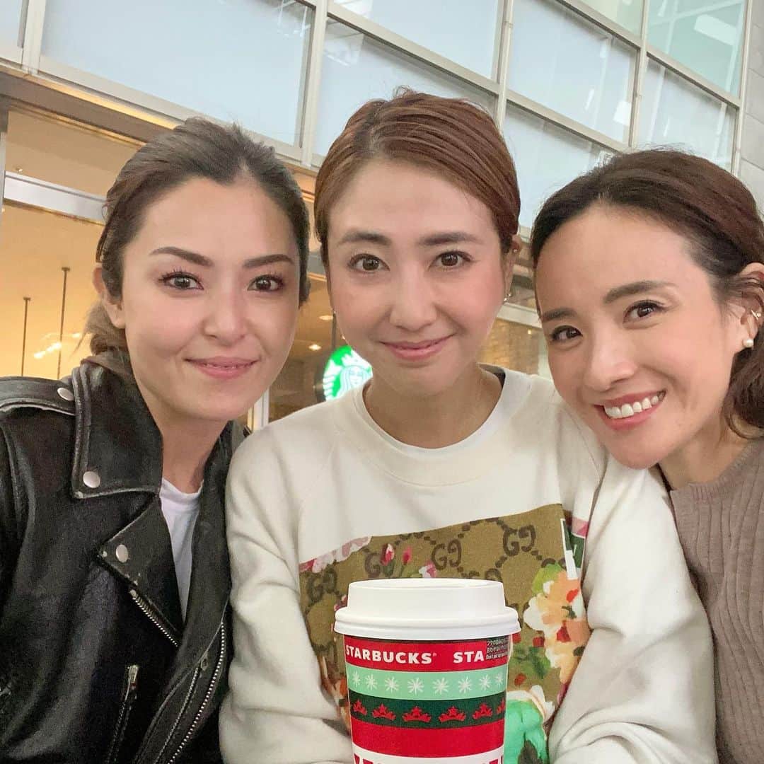 秋定麻紀子のインスタグラム：「今年の年末はhawaiiでみんなに会えないだろうなぁーと思ったので、日本で会えて良かった。  心友はhawaiiに帰っちゃったし ゆきなcは家族でスペインに住む。  みんな違う国で暮らしてるけど 便利な世の中のおかげで遠い感じがしないのは感謝ですよね。  しかし年末年始のhawaiiをずっと迷っている今日この頃。 去年みたいに1ヶ月間いるのは難しいかな。。 年末の仕事の量を見ても無理だ（笑） 年始にゆっくり行こうかと思うけど実際はコロナ次第ですね。」
