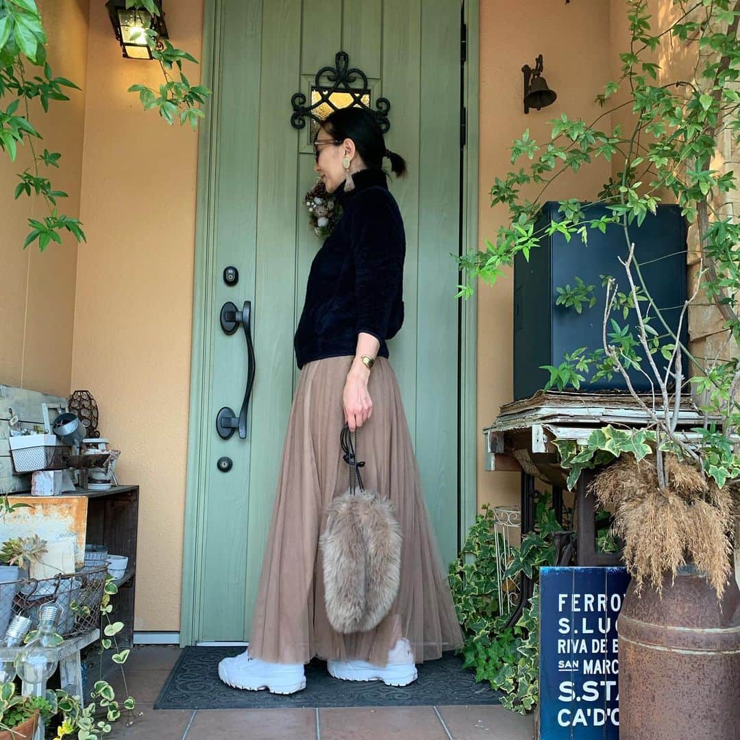 ukkyonkyonさんのインスタグラム写真 - (ukkyonkyonInstagram)「@uniqlo  の　#フリース  ヤバっ　フワモコ☁️で着心地最高✨✨😆💕しかも暖かっ🤣🤣  それに形も可愛い💕😍  今なら(26日まで) #ユニクロ感謝祭　で　1290円です⤴️⤴️💕  #ファーリーフリースフルジップジャケット（長袖） ネイビー　Sサイズ着用  #ユニクロフリース族#おうちフリース#外フリース  フリース　　@uniqlo  @uniqlo_ginza  スカート　　@coca_official_store  バッグ　　　@birthdaybashshop  靴　　　　　@fila_japan_official   #uniqloginza2020fw  #uniqlo  #uniqlosecond   #locari#partegram #mery#beautiful#beaustagrammer  #fashionista #fashion  #fashionista #instagood #fashionblogger #jマダムのおしゃれ #50歳#50yearsold  #アラフィフコーデ#アラフォーコーデ#大人ファッション#今日のコーデ #今日の服 #今日のファッション#おしゃれさんと繋がりたい#冬コーデ」11月20日 9時46分 - ukkyonkyon