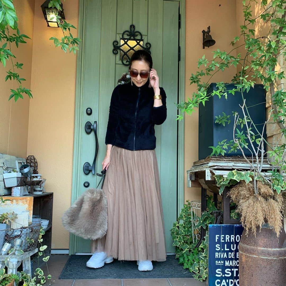 ukkyonkyonさんのインスタグラム写真 - (ukkyonkyonInstagram)「@uniqlo  の　#フリース  ヤバっ　フワモコ☁️で着心地最高✨✨😆💕しかも暖かっ🤣🤣  それに形も可愛い💕😍  今なら(26日まで) #ユニクロ感謝祭　で　1290円です⤴️⤴️💕  #ファーリーフリースフルジップジャケット（長袖） ネイビー　Sサイズ着用  #ユニクロフリース族#おうちフリース#外フリース  フリース　　@uniqlo  @uniqlo_ginza  スカート　　@coca_official_store  バッグ　　　@birthdaybashshop  靴　　　　　@fila_japan_official   #uniqloginza2020fw  #uniqlo  #uniqlosecond   #locari#partegram #mery#beautiful#beaustagrammer  #fashionista #fashion  #fashionista #instagood #fashionblogger #jマダムのおしゃれ #50歳#50yearsold  #アラフィフコーデ#アラフォーコーデ#大人ファッション#今日のコーデ #今日の服 #今日のファッション#おしゃれさんと繋がりたい#冬コーデ」11月20日 9時46分 - ukkyonkyon