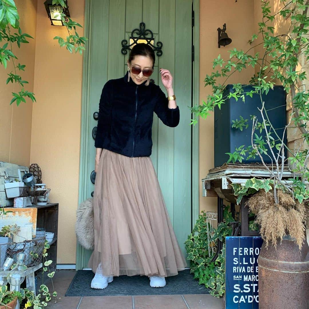 ukkyonkyonさんのインスタグラム写真 - (ukkyonkyonInstagram)「@uniqlo  の　#フリース  ヤバっ　フワモコ☁️で着心地最高✨✨😆💕しかも暖かっ🤣🤣  それに形も可愛い💕😍  今なら(26日まで) #ユニクロ感謝祭　で　1290円です⤴️⤴️💕  #ファーリーフリースフルジップジャケット（長袖） ネイビー　Sサイズ着用  #ユニクロフリース族#おうちフリース#外フリース  フリース　　@uniqlo  @uniqlo_ginza  スカート　　@coca_official_store  バッグ　　　@birthdaybashshop  靴　　　　　@fila_japan_official   #uniqloginza2020fw  #uniqlo  #uniqlosecond   #locari#partegram #mery#beautiful#beaustagrammer  #fashionista #fashion  #fashionista #instagood #fashionblogger #jマダムのおしゃれ #50歳#50yearsold  #アラフィフコーデ#アラフォーコーデ#大人ファッション#今日のコーデ #今日の服 #今日のファッション#おしゃれさんと繋がりたい#冬コーデ」11月20日 9時46分 - ukkyonkyon