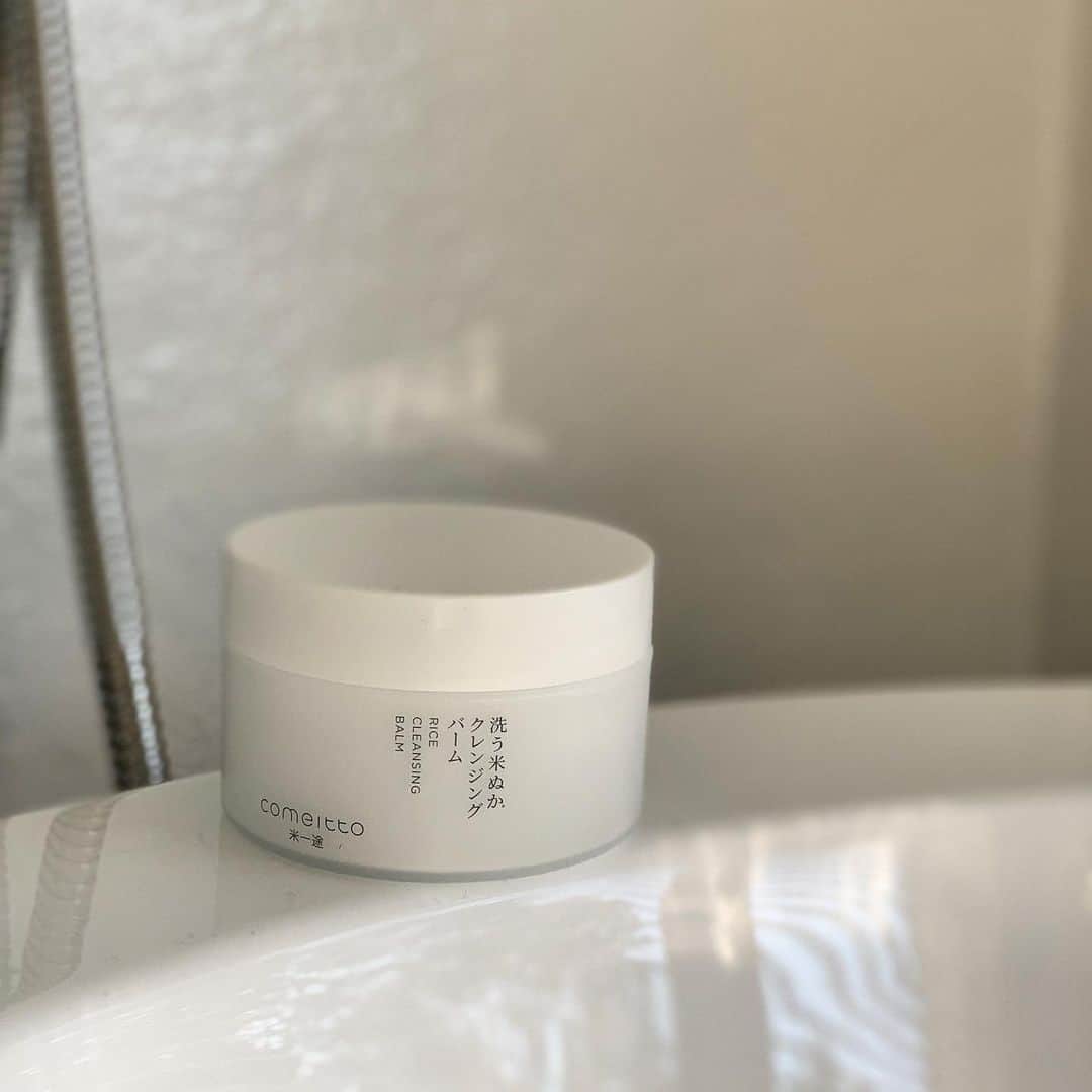 mitsuxmitsu24のインスタグラム：「Rice cleansing balm🍚 * * @comeitto.official さんの お米水から作られたクレンジングバーム。  毛穴の洗浄と角質ケア、なによりしっかりメークが落ちる！海上りの強めの日焼け止めもしっかり落ちる！ 最近のお気に入りです。 * * #クレンジングバーム  #米一途  #洗う米ぬかクレンジングバーム  #サーファー #サーフィン女子  #お肌のお手入れ」