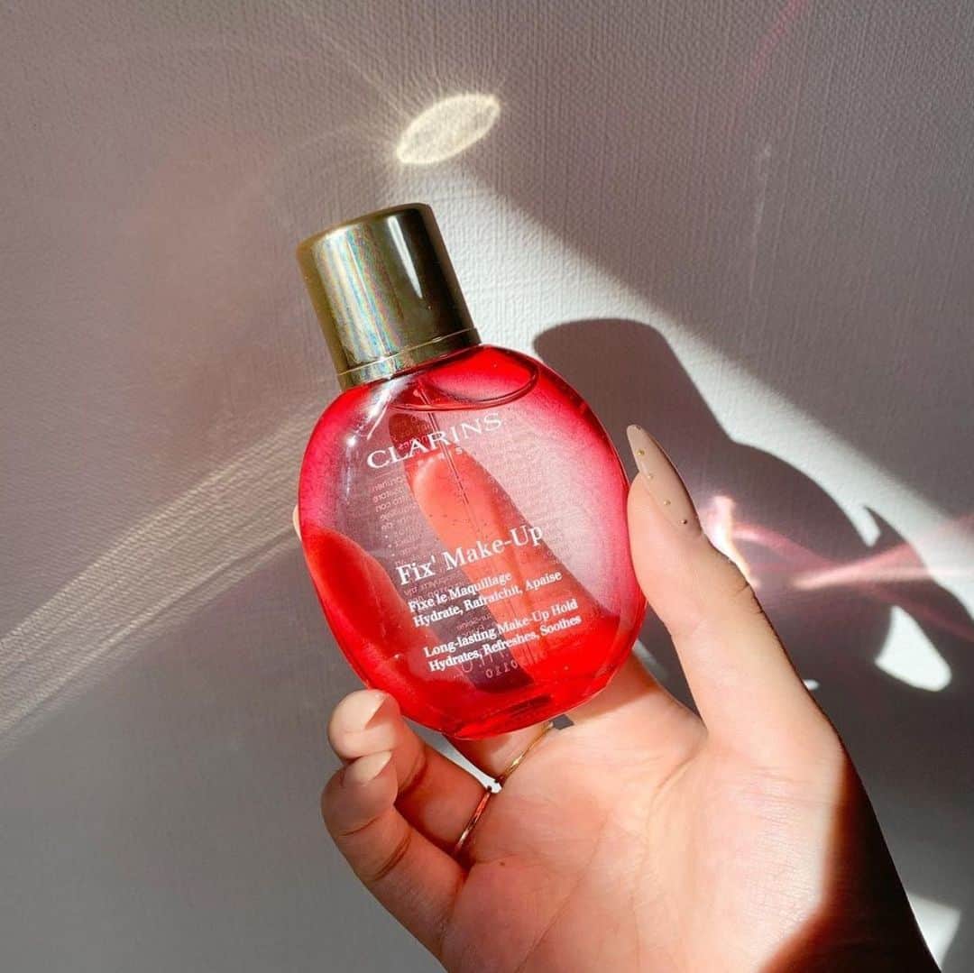CLARINSさんのインスタグラム写真 - (CLARINSInstagram)「Refreshes, soothes, and moisturizes your skin with 🌹Organic Rose Water and 🌿Aloe Vera  Add a Lip Comfort Oil for lip hydration 👄  #clarinsmakeup #makeup  📷@hnbhibiki」11月20日 9時57分 - clarinsusa