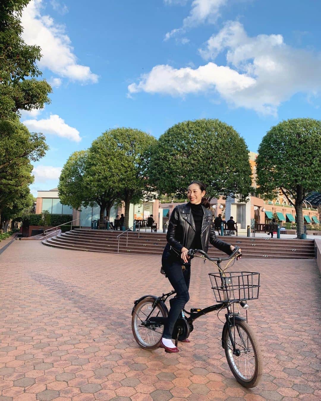 熊澤枝里子のインスタグラム：「昨日、バレエのレッスンへ🩰✨ 秋晴れの温かな日が気持ち良かったね🌞  私の愛車『クマザワ・チャーリーブラウン』🚲 万年チャリ移動なので、いっつもこの子にお世話になってる💕 東京は坂が多いから電動チャリが最高👍 この子は2代目。 東京に住み出して一番最初に買ったのは、冷蔵庫より何より電動チャリ。 1代目の『チャリ子』は10年以上も頑張ってくれた。  チャリは常に私と共にあり💫 雨の日も風の日も、 撮影に行くにも、パーティーに行くにも、スーパーに行くにも 常に共にあり。 本当は旅にも一緒に連れて行きたい、それくらいチャリが好き。  秋晴れの温かい日のチャリなんて至福でしかない☺️ チャリwithマジックアワーはもう天国🌈✨  ちなみに愛車のロードバイクも持ってます🚲 ・ ・ ・ #チャリ #自転車  #自転車のある生活」