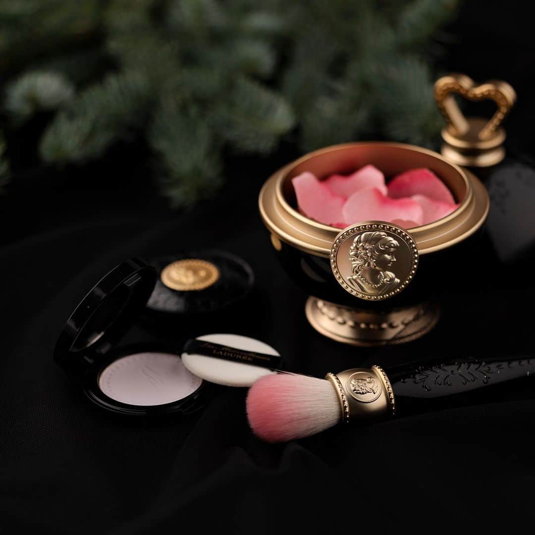 Les Merveilleuses LADURÉEのインスタグラム：「2020 HOLIDAY COLLECTION⠀ 12月4日(金)発売⠀ 本日より予約受付開始⠀ ⠀ シックで洗練されたレ・メルヴェイユーズ ラデュレの今季コレクションは、⠀ ブランドの象徴であるエレガントなカメオをアクセントに、⠀ 漆黒のパッケージに身を包みます。⠀ ⠀ ＜全て数量限定発売＞⠀ その頬に、ふわり舞い降りて。⠀ ドレス装飾のように可憐な縁取りの花弁チーク。⠀ ◆フェイス カラー ローズ ラデュレ リミテッド<チークカラー> 7,700円(税込)⠀ ◆リミテッド エディション ポット フォー フェイスカラー ローズ ラデュレ3,300円(税込)⠀ ⠀ メイクする所作も麗しく。⠀ 優美な限定チークブラシ。⠀ ◆リミテッド チーク ブラッシュ 6,600円(税込)⠀ ⠀ オンラインショップでもお求めいただけます。⠀ 詳細は公式サイトをご覧ください。⠀ ⠀ #lesmerveilleusesladurée #laduree #lmladuree #ladureemakeup #レメルヴェイユーズラデュレ #メルヴェイユーズ #ラデュレ #ラデュレコスメ #チーク #cheek #クリスマス #クリスマスコフレ #ホリデーコレクション #holidaycollection #冬コスメ #花びらチーク　#限定品 #クリスマスコフレ2020 #クリスマスプレゼント #ギフト #自分へのご褒美 #ローズラデュレ #リミテッドエディションローズラデュレ #イルミネイティングパウダー #花弁チーク」