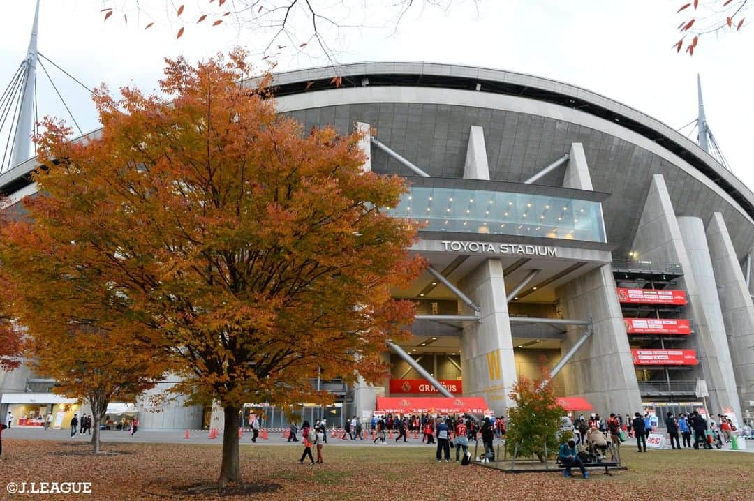 Ｊリーグさんのインスタグラム写真 - (ＪリーグInstagram)「.﻿ Go To STADIUM🏟 ~スタジアムに行こう~﻿ ﻿ 今回紹介するのは、﻿ #名古屋グランパス の #豊田スタジアム ❤️🧡  2001年に完成した、開閉式の屋根を持つ全天候型のサッカー専用スタジアムです🏟  収容人数40,000人を超える日本で2番目の大きさを誇るサッカー専用スタジアム‼️  2014年、2015年と2年連続でＪリーグベストピッチ賞を受賞した美しい芝生が魅力です❗️ また、ピッチと観客席の距離、スタンドの傾斜、最高の設備のどれをとってもトップクラス✨  サッカーの素晴らしさを感じることができる世界に誇れるスタジアムです😆 さらに、#ラグビーワールドカップ2019 でも使用されるなど、サッカーに限らず、様々なイベントでも使用されています❗️  名古屋は、豊田スタジアムの他に #パロマ瑞穂スタジアム もホームスタジアムとして使用しています。現在、改修工事のために休場中となっています。  豊田スタジアムでは、「Ｊリーグ 新型コロナウイルス感染症対応ガイドライン」に基づき感染予防対策をしっかりと行なっています😊﻿ 豊田スタジアムに行こう‼️﻿ ﻿  #Ｊリーグ﻿ #jleague﻿ ﻿ #grampus #❤️🧡 #スタジアム #stadium #🏟﻿ #名古屋 #愛知 #景色 #絶景﻿ #美しい #beauty #beautiful﻿ #ダレカニミセタイケシキ﻿ #観光 #旅行 #trip﻿ #サッカー #soccer﻿ #football #⚽️」11月20日 10時00分 - jleaguejp