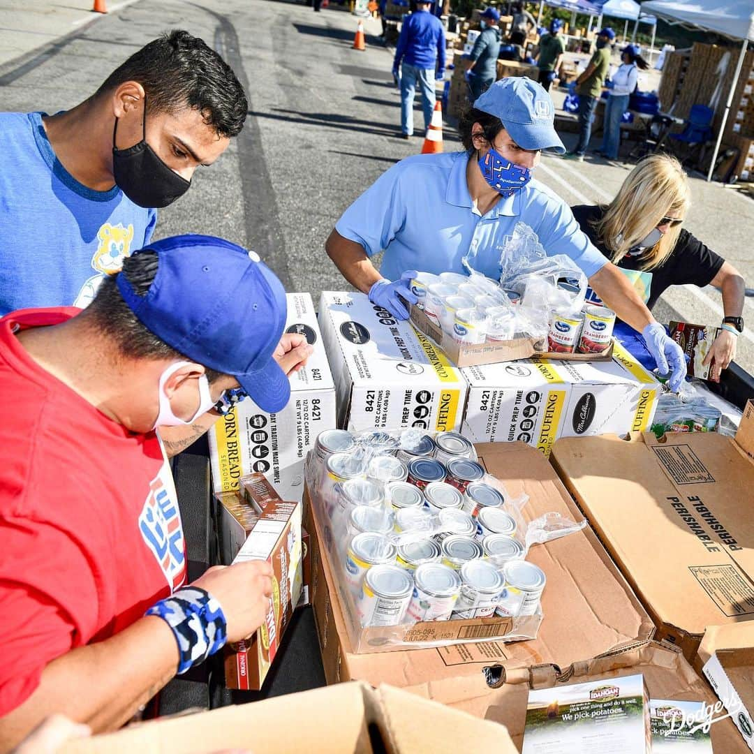 Los Angeles Dodgersさんのインスタグラム写真 - (Los Angeles DodgersInstagram)「The Dodgers, along with @dodgersfoundation and @smartfinal hosted the 16th annual Thanksgiving Turkey Giveaway at Dodger Stadium. 1,500 holiday meals were distributed to not-for-profit community organizations for families in need in the Los Angeles area.」11月20日 10時00分 - dodgers