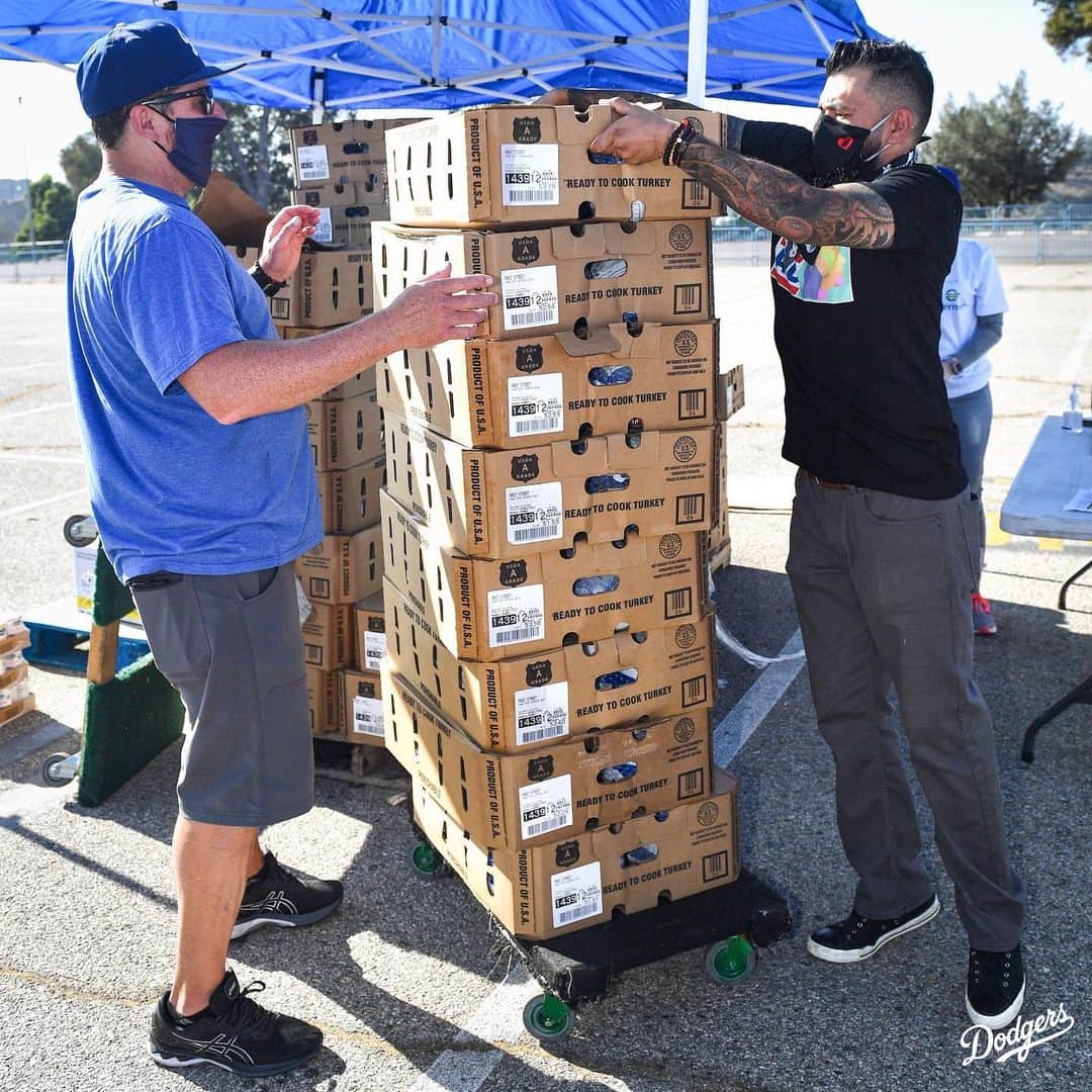 Los Angeles Dodgersさんのインスタグラム写真 - (Los Angeles DodgersInstagram)「The Dodgers, along with @dodgersfoundation and @smartfinal hosted the 16th annual Thanksgiving Turkey Giveaway at Dodger Stadium. 1,500 holiday meals were distributed to not-for-profit community organizations for families in need in the Los Angeles area.」11月20日 10時00分 - dodgers