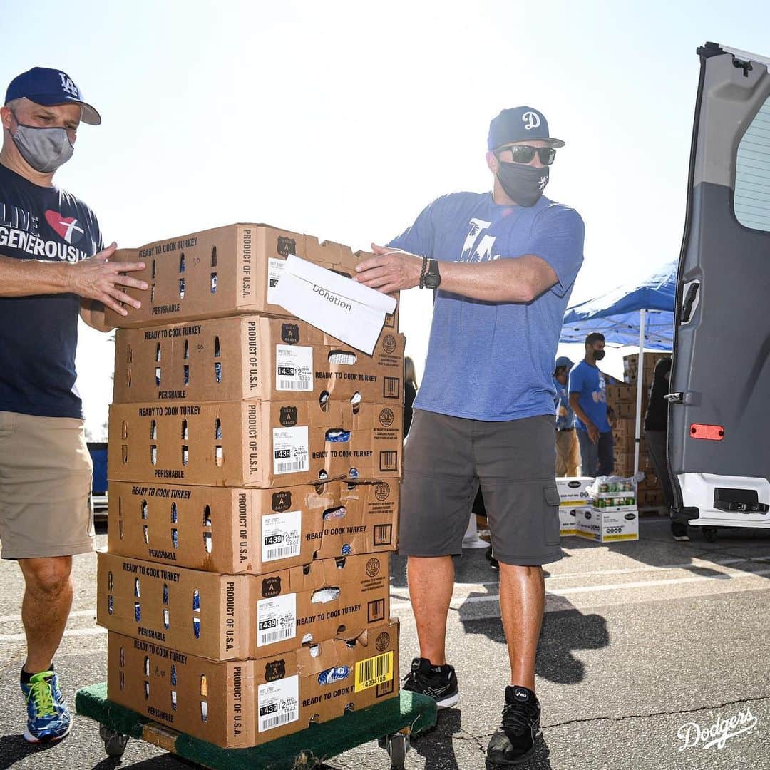 Los Angeles Dodgersさんのインスタグラム写真 - (Los Angeles DodgersInstagram)「The Dodgers, along with @dodgersfoundation and @smartfinal hosted the 16th annual Thanksgiving Turkey Giveaway at Dodger Stadium. 1,500 holiday meals were distributed to not-for-profit community organizations for families in need in the Los Angeles area.」11月20日 10時00分 - dodgers