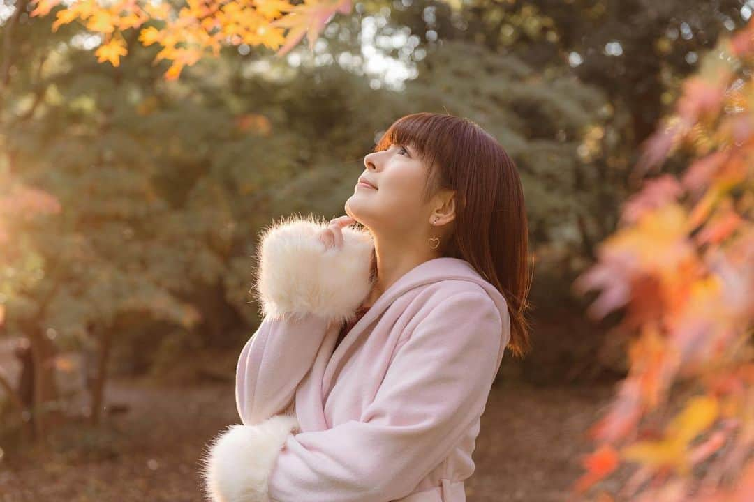 山本かおりさんのインスタグラム写真 - (山本かおりInstagram)「紅葉 みに 行 こう よう🍁﻿ ﻿ 단풍을 보러 갑시다🍁  📸 @keitaro_murakami ﻿ ﻿ #紅葉 #단풍구경 #japanautumn #추워 #秋の色 #autumnleaves🍁 #automnphotography #photoshoot #秋景色 #가자 #일본인 #japanesemusician #japanesegirl #일본인뮤지션 #guitargirl #songwriter #야마모토카오리 #山本かおり #일한교류 #followｍe」11月20日 10時06分 - mochamocchan