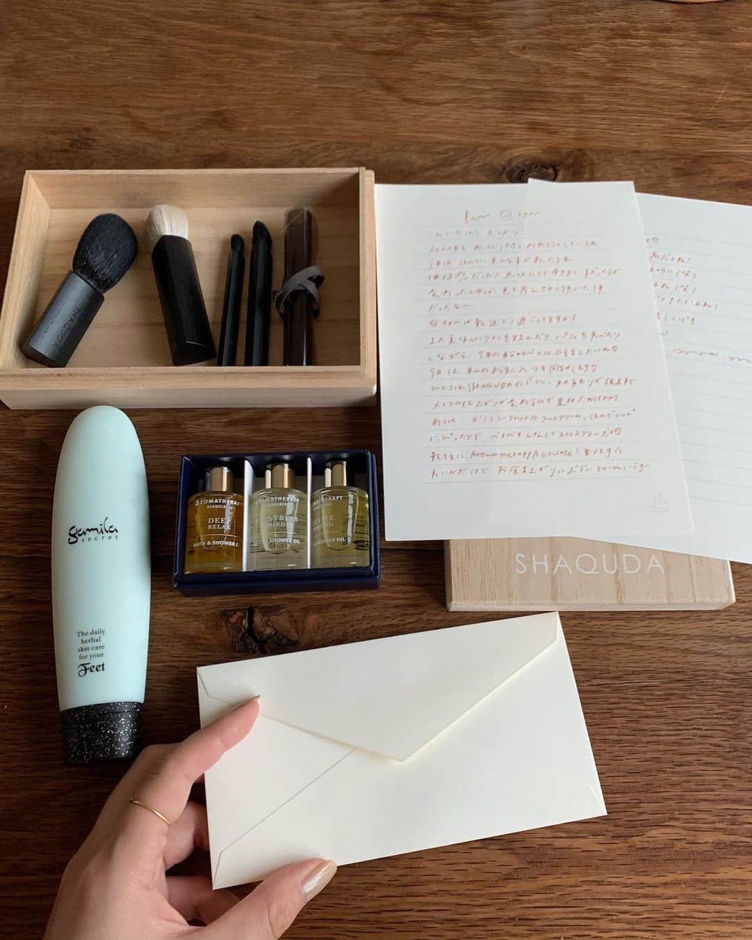 まつだみらいのインスタグラム：「BEAUTY APOTHECARY ♡ と28日土曜日お昼12時〜insta liveをします✨ テーマは、 コスメ好きのあの子へのギフト。 Bアポを伊勢丹の方と周りながら、 コスメ好きのあの子を本当に想像しながら厳選しました♡ （ほんとに、想像してくださいと言われたので、リアルなギフト選定させてもらいました、楽しかった！）  シャクダのブラシと、 アロマセラピーアソシエイツのライブエッセンシャルズと、 ガミラシークレットのフットバーム。  コスメ好きの友達へのギフトは、 すでに知ってるものも多く、色々試しているだろうから、かゆいところに手の届く優秀なアイテムを揃えました✨✨  なぜこちらを選んだのか？ どんなところがポイントなのか？  来週お話しさせて頂きますね☺️✨ ちなみに私のアカウントではなく、 @isetan_beautyapothecary  からの配信です💄」