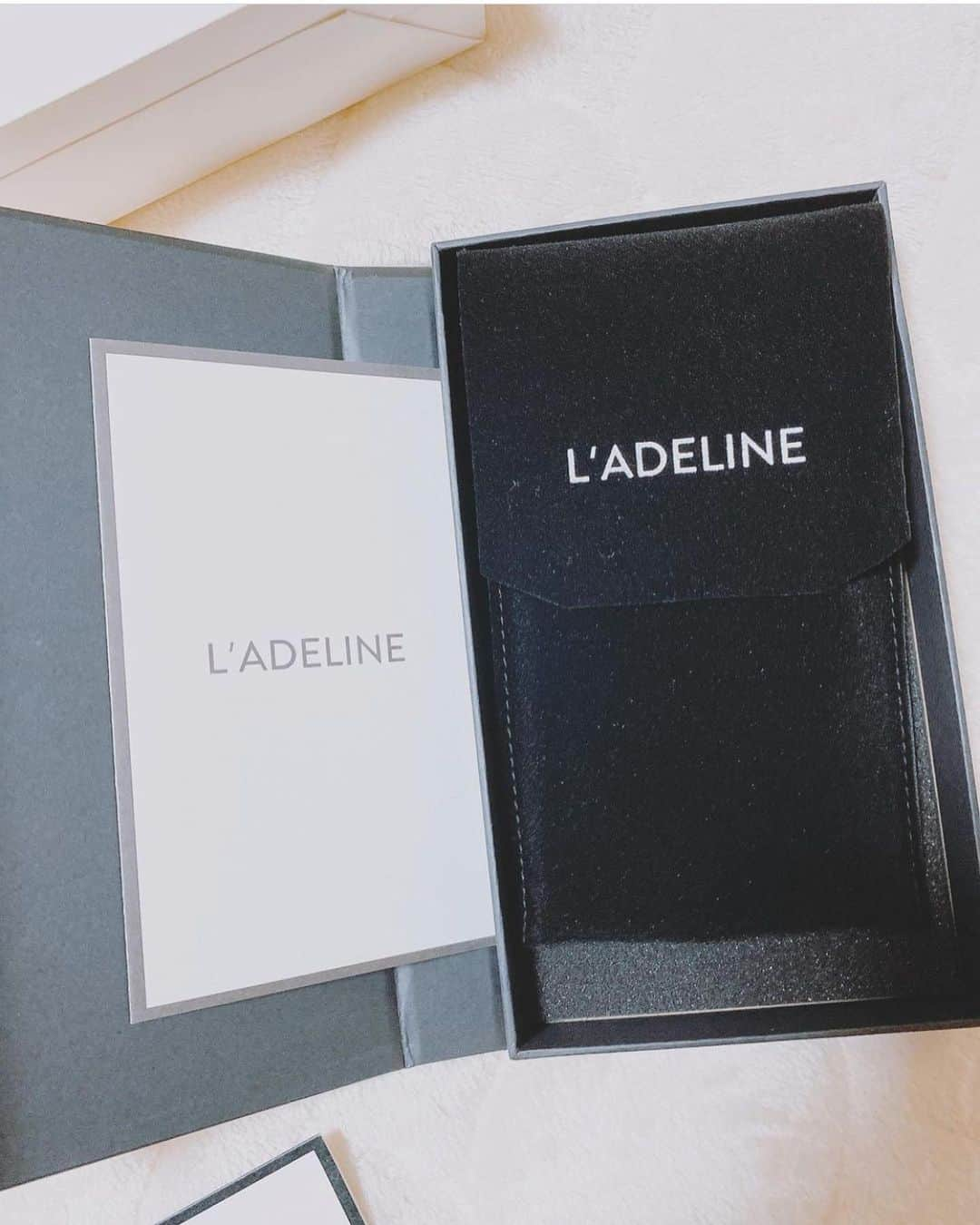 ちゃたさんのインスタグラム写真 - (ちゃたInstagram)「@ladeline_official  レザーグッズブランドのL'ADELINEさんのすてきなiPhoneケースとどいたよ！！  人気グラマーまーさんも使ってた❤️おしゃれ番地ですきすき✨💕  実はね、今日バイトで親の会社に行くんだけど、お仕事用に派手すぎないケースも購入してたんだ！！ 昨日届いた❤️❤️❤️かわいくない？ しかもね、届いてびっくり！こんなに可愛いの✨😭🙌箱だけ飾れるよ！！！ なんもゆー高級感あふれる大人のiPhoneケースでしょうか！！！  iPhoneケースも付け替えるお洒落ってありやな！あり！！！笑笑  coach壊れて他のメーカーさんの普段使いしてるけど、こちらのレザーのバックからチラ見えしえも可愛いデザイン😍 そしてイニシャルいれてもらって、自分だけのケース感😭🙌✨💕 頼んで良かった🤣🙌🙌🙌🙌  かってに大人女子になれたようなきがします。笑笑  とりあえずiPhoneケースつけかえて、これからお母さんの会社のお手伝いいってきます！ TPOに合わせてスマートなお洒落を楽しもう！！！ってスマートフォンなだけに？や、iPhoneだけど？って言ってること全くお洒落ぢゃない人😂🙌💦💦💦笑笑  https://ladeline.com/ 大人の美しさを追求したとてもステキなケース、手に取るときの感動があなたにも伝わりますように🤗✨❤️  購入した特典でなんとメーカーさんが お得に買える割引特典クーポンを用意してくれました(^^) 是非フォロワーさんも、そうでないかたもコード使うと安く買えるからね！！ ⬇️ コード「chata13」 11月30日まででこちらのコードをご入力すると10%オフ！ ぜひこの期間に試してみてね！！ @ladeline_official   ↑まもなくクーポンきれるからお早めに！！  さ、仕事しよ。  #品格#品質#iPhoneケース #iPhonecase #レザー #オリジナル #本革 #大人女子#高級感#ファッション　#インスタ映え#おしゃれ女子#おしゃれアイテム#オフィススタイル #エレガント #olコーデ #おしゃれな人と繋がりたい #スマホケース #オリジナルスマホケース #デザイン #シック　#ファッションデザイン #シンプル #お仕事コーデ #ファッション#ootd#fashion#l4l #お仕事コーデ #大人ファッション  #女子力向上委員会」11月20日 10時14分 - c.h.a.t.a.13