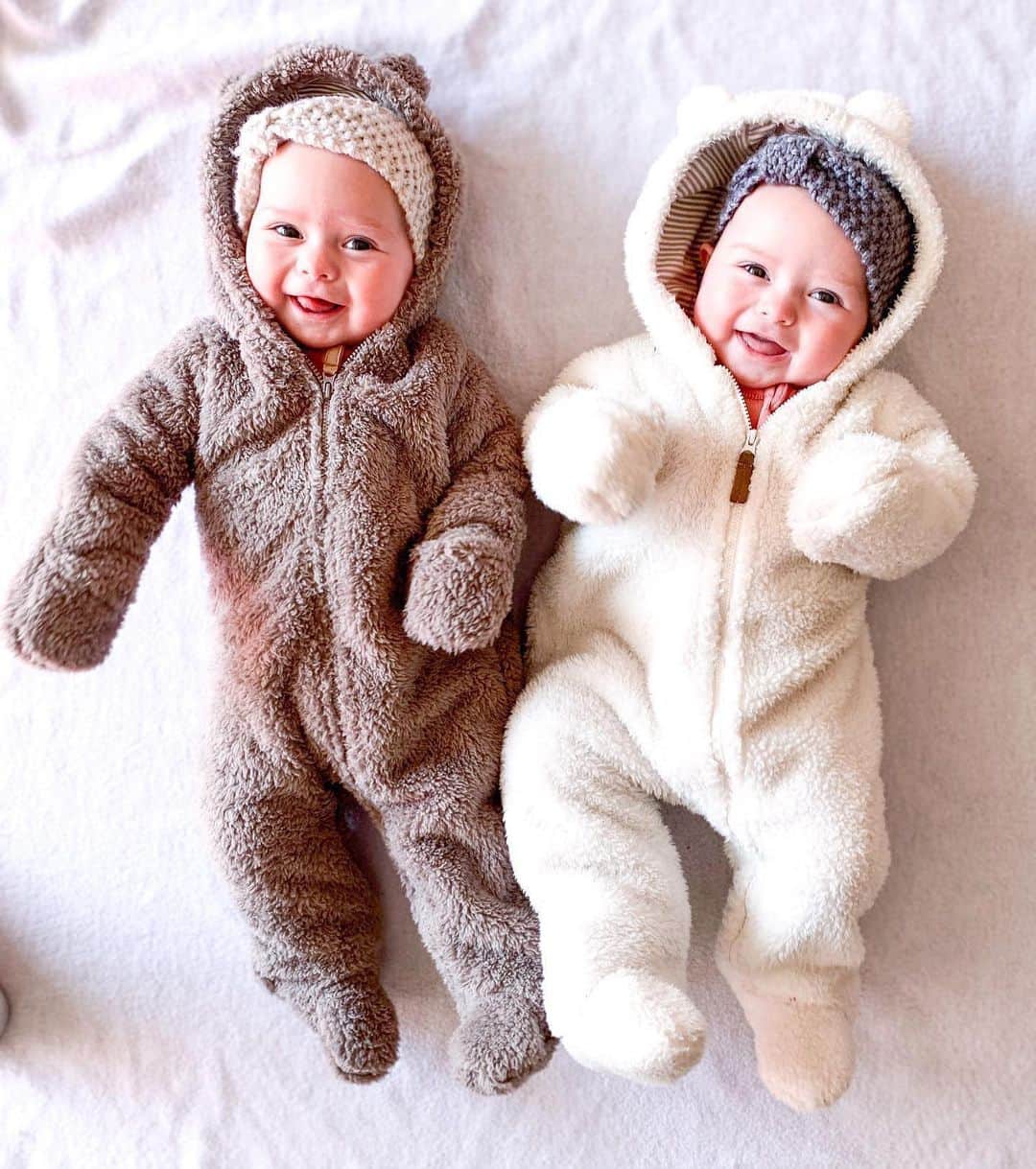 カーターズさんのインスタグラム写真 - (カーターズInstagram)「Double the cozy! 😍🧸 Loving these chilly weather vibes. Comment with an emoji that describes the weather where you are! ❄️🍂🌱 🌴 #cozycozy #twins #lovecarters 📷: @samthenanny」11月20日 10時16分 - carters