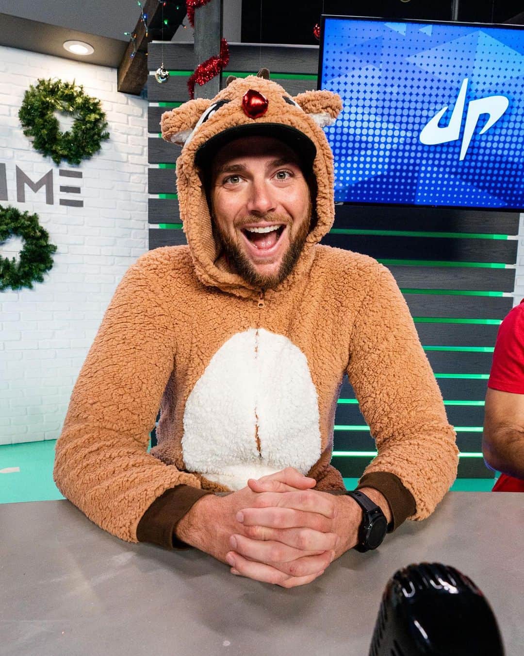 Dude Perfectのインスタグラム：「2020 has been a doozie. Let’s end things on a positive note.  Double tap for 4 STRAIGHT OVERTIME EPISODES IN DECEMBER! 🎅🎄🦌 #ChristmasMiracle #OTpalooza」