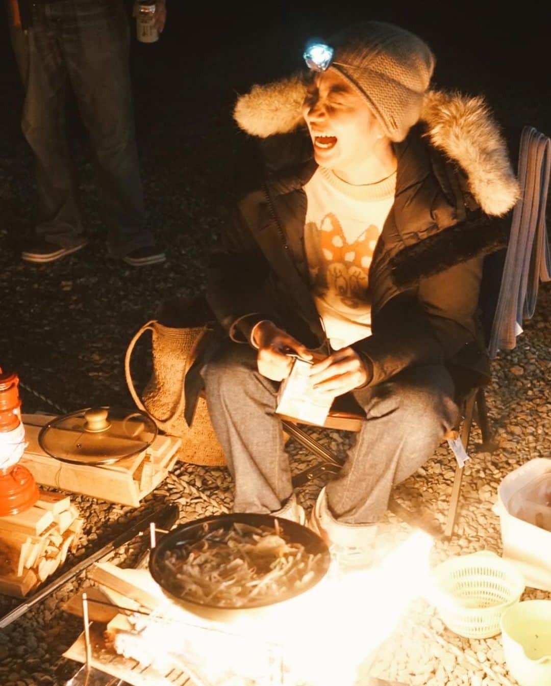Rihwaさんのインスタグラム写真 - (RihwaInstagram)「グループソロキャンプが最高！！！！！🏕🌌🔥❤️ 色々と足りてなかったけど、一緒に行ったミュージシャンのキャンプ仲間達がとにかく優しくて、いっぱい助けてくれた！☺️🙏🏽💞✨ @kikudrums 菊さんは家族でワンちゃんのポンズも連れてきてくれて、焚き火シートを忘れた私に厚手の板を貸してくれて、そこにアルミを敷いて簡易的な完璧に代用出来たし、うちわもくれたり、魚の捌き方教えてくれたり、網もくれたり、美味しいカレーもお裾分けしてもらって、心も体もあったまりました！菊さん居なかったらヤバかった！笑😭🙏🏽💞 ギタリストの真壁さんは荷物運びを手伝ってくれたり、高級ウインナー焼いてくれたり、火が消えそうになったら火吹き棒咥えて現れる火吹きおじさんと化してめちゃくちゃ笑わせてくれました！w真壁さんはすっごくシュールで面白くて、センスが良い！大好きなんだよなぁ〜！😂👏🔥 @kanzasumito かんちゃんは自分の釣竿まで持ってきてたのに釣り堀で1匹も釣れなかったので、しょうがないから真壁さんと初心者の私が釣ったニジマスを分けてやりました。笑← こんな調子でいじらせてくれる超優しい兄貴で🤣クーラーボックスに食べ物入れさせてくれたり、机を使わせてくれたり、朝はホットサンドを焼いてくれて、音楽掛けてくれたりするみんなから愛されるムードメーカー！かんちゃんが居るとみんな笑顔になりますね！本当に優しいお兄ちゃん！！！！😂🙏🏽💞✨ 天気は今までのキャンプで1番良くて、青野原オートキャンプ場は川沿いだから川のせせらぎも気持ちいいし、紅葉も美しいし平日は広々としていて、一気に大好きになりました！！！！！💙🏕 しかも私の気に入ったポイントは、チェックアウトが午後3時ってこと！！！！！😳✨✨✨ のーんびり起きて、テントも完璧に乾かしてそこを後に出来たのが最高だった！！！😭❤️✨ …思い出日記みたいになったね。笑またこのメンバーとグループソロキャンしたい！！！！！！🥺❤️ 秋冬のキャンプも良いなぁ！🧡🌿🏕 #Rihwa #camp #RihwaCamp #camping #青野原オートキャンプ場 #ogawa @ogawa.since1914  #tasso」11月20日 10時16分 - rihwa_official