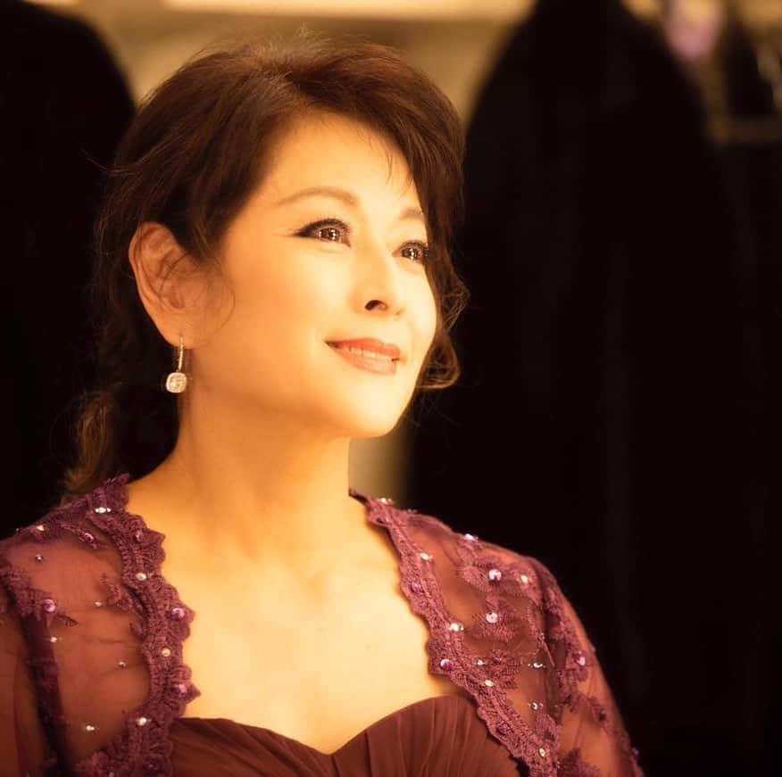 岡まゆみのインスタグラム：「昨日　ラジオの収録いたしました。 元オフコースの鈴木康博さんの番組「鈴木康博メインストーリーを突っ走れ」 先日　ラジオ出演させていただきました、ウィリアムズ浩子さんの繋がりでの出演でした。音楽活動を始めてから、たくさんの新しい繋がりができました。 嬉しいです😊たくさんの良いご縁に感謝しております。 鈴木さんは、優しく包容力のある方で、ついつい、いっぱいおしゃべりしてしまいました。ラジオはとっても楽しいな❣️ ぜひ　聴いてくださいね〜♬ Mayumi Oka sings Jazz 「はじめてのJAZZ」からも 4曲かけていただきました。 ＊西日本放送　11月28日土曜日　21:00〜22:00 ＊IBC岩手放送　　11月29日日曜日　11:00〜12:00 ＊秋田放送　11月28日土曜日　15:00〜15:55 ＊信越放送　11月30日月曜日18:30〜19:00 　　（放送局の都合で日時の変更がある場合があります）  いよいよ明日　1年ぶりのJZ BratでLIVEです。 この状況下ですが、お出かけくださいます皆様ありがとうございます。 ご都合の合わない皆様は、どうぞ配信でお付き合いくださいませ。  ＊お席のリザーブはこちらです。  http://www.jzbrat.com/reserve/  ＊配信チケットのご購入はこちらです。  ▶配信チケット（3,500円） https://twitcasting.tv/c:liveconnection/shopcart/36531 視聴期限は12/5(土)まで  こちらはツイキャスプレミア配信になります。 購入画面より、「ログインして購入する」から購入手続きとなります。 ▶チケットの購入方法 https://twitcasting.tv/helpcenter.php?pid=HELP_PREMIER_LIVE_BUY#purchase  ※視聴にはインターネット環境が必要となります。 ご自身の通信環境や機種、設定によっては、画質や音質が安定しない可能性もございますので、あらかじめご了承下さい。PCでの有線接続を推奨しております。タブレットやスマートフォンの場合はWi－Fiに繋いで頂き、有線のヘッドフォン等を使用してご視聴頂く事をお勧め致します。  ※最初の設定で「低画質」、「標準画質」が選ばれておりますが、「高画質」、「ソース画質」を選択して頂くとよりよい画質で視聴頂けます。ただし、通信速度が遅く映像が反映されない方は、低画質をお試し下さい。  ※チケットをご購入の方は生配信終了後から２週間何度でもこのライブのアーカイブを視聴することが可能です。イベント終了後でも14日間配信チケット購入可能です。」