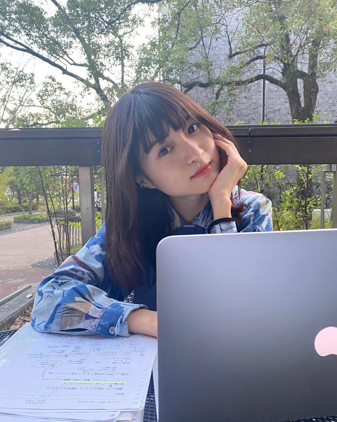 谷口萌衣子のインスタグラム：「. 最近暖かいから大学のベンチで勉強できて嬉しいのです  コーヒーフロートを飲んでお財布の残高53円になりました😶 投票で人生の応援よろしくお願いします...💧  残り16回！！ ___________________\\\\  「Web投票方法」 ❶プロフのURLから、サイトにアクセス。 ❷サイト内の「谷口萌衣子に投票する」をタッチ。 で完了です😼♡ 応援よろしくお願いします！  #ミスキャンパス立命館」