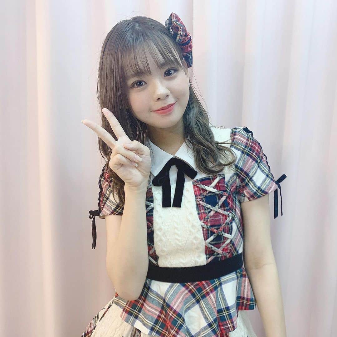 宮里莉羅のインスタグラム：「プライベートでは、もう可愛いお洋服も着なくなりましたが、アイドルしてる時はいっぱい可愛い衣装を着て、違う自分の一面をみて、キラキラしたいな〜とここの所思います。  #アイドル#akb衣装#オサレカンパニー#アイドル衣装」