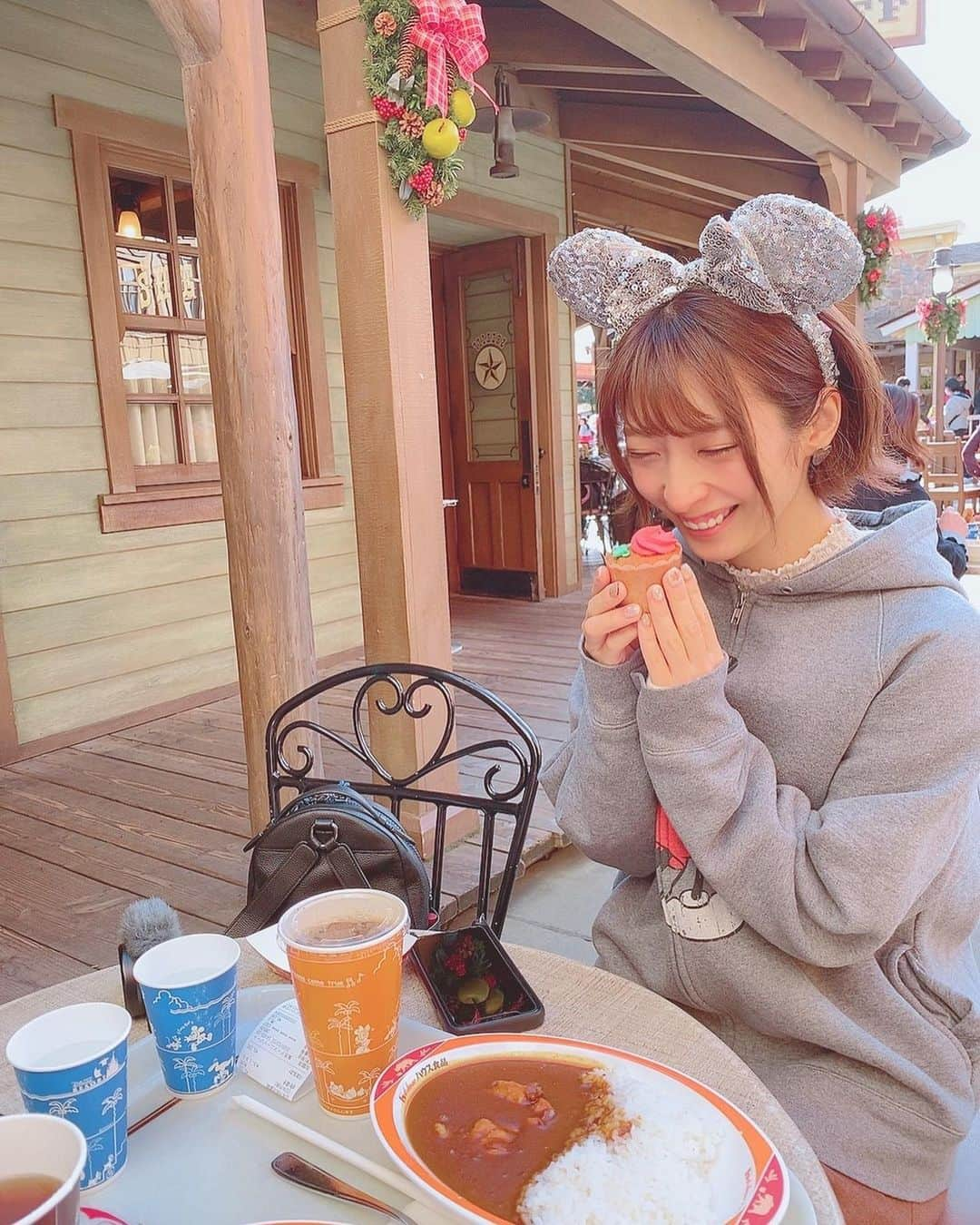 阿部乃みくさんのインスタグラム写真 - (阿部乃みくInstagram)「先日、きずちゃんこと佐倉絆ちゃんとお揃いのパーカー着てインパしてきたよー！！ めちゃめちゃにたのしかったー❤️ 新エリアも最高でした🥀✨  #ディズニーランド  #ディズニーコーデ  #TDL #新エリア #佐倉絆 #阿部乃みく #最高」11月20日 21時16分 - abenomiku