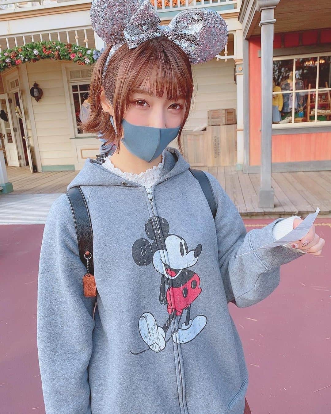 阿部乃みくのインスタグラム：「先日、きずちゃんこと佐倉絆ちゃんとお揃いのパーカー着てインパしてきたよー！！ めちゃめちゃにたのしかったー❤️ 新エリアも最高でした🥀✨  #ディズニーランド  #ディズニーコーデ  #TDL #新エリア #佐倉絆 #阿部乃みく #最高」