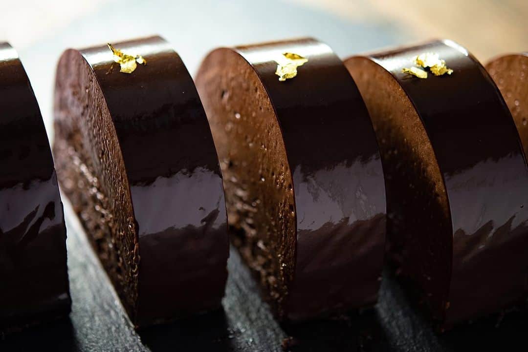 チョコレートカカオさんのインスタグラム写真 - (チョコレートカカオInstagram)「How to make "Melty chocolate mousse cake" メルティ・チョコレートムース  YouTube https://youtu.be/ggqzkwO-XHg  #Youtube #asmrfood #foodie #instafood #dessertporn #スイーツ #yummy #recipe #cake #ケーキ #chocolate #baker #mousse #moussecake #tasty #dessert #chocolatemousse #ムースケーキ #チョコムース #チョコレート #glaze #グラサージュ #chocolove #chocoholic #moussedechocolate #gateau #recette #video #レシピ」11月20日 21時09分 - chocolate_cacao_seijin