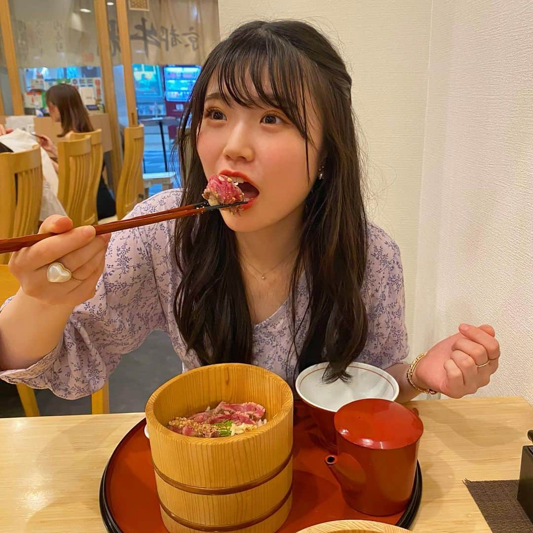 出口結菜さんのインスタグラム写真 - (出口結菜Instagram)「《🍃#京都　#牛光》﻿ ﻿ 🥩肉まぶし　お茶漬けセット付き（¥1078）﻿ ﻿ ﻿ ご飯の上にお肉がぎっしり詰め込まれたこの肉まぶし！﻿ ﻿ ずっと気になってたんやけど、高いんかなぁって、ドキドキしていったけど、﻿ ﻿ まさかまさかの、税抜きだったら3桁😳😳😳﻿ ﻿ ﻿ ﻿ 肉まぶしということで、ひつまぶしと同じ用途で食べていくねんけど、、﻿ ﻿ ①そのまま﻿ お肉は肉肉しくて、さっぱりめ✨✨﻿ ﻿ あと、甘いタレかな？ご飯にもタレがついてて、めっちゃ美味しい！！！﻿ ﻿ お肉にもしっかりタレが染み込んでいて、食べ応え抜群！！！﻿ ﻿ ﻿ ﻿ ②薬味をのせて﻿ ﻿ テーブルにたくさん味変できる﻿ 薬味が置いてあるんやけど、、、﻿ ﻿ 一推しはさくら塩🌸﻿ めっちゃ塩っぱいわけじゃなくて最高なの❕❕❕﻿ ﻿ 優しい塩味が加わる感じ🥰♥️﻿ ﻿ ﻿ ﻿ あとは王道のわさびやねぎは外せない！﻿ ﻿ 安定に美味しすぎるし、﻿ 味の雰囲気がめっちゃガラッとかわる🤩✨﻿ ﻿ ﻿ ﻿ ③お茶漬け🍵﻿ ﻿ すごく優しい味で、意識したらほんのり甘さを感じるぐらい😳✨﻿ ﻿ 醤油を入れると結構味がキツくなる感じ✊﻿ ﻿ それもそれで美味しいけど、薬味とかで結構味がしっかりしてるから、お醤油具合を調節しながら食べるのがコツかな😆﻿ ﻿ ﻿ ﻿ ﻿ あとはね、緑茶、ほうじ茶、﻿ 白ごはん大盛り無料‼️‼️‼️‼️﻿ ﻿ ﻿ こんなに美味しいのにこんなにサービスしてもらっていいんですか！！！って感じ😳💗﻿ ﻿ ﻿ ﻿ 席の数も少ないから平日とかに行くのがおすすめかも🤩✨﻿ ﻿ ﻿ ﻿ \胃も心もお腹いっぱい🥰♥️/﻿ ﻿ ___________________________________________﻿ ﻿ ❤️ 京都府京都市中京区寺町通蛸薬師下る東側町534 天清ビル西側 1F　﻿ 💗河原町から🚶‍♀️3分（祇園四条駅より近い）﻿ 💛定休日:火曜日﻿ 💚11時半〜21時﻿ 💙予約可﻿ 🤍19席（カウンター9席）﻿ ___________________________________________﻿ ﻿ #河原町 #京都牛光 #肉まぶし #🥓  #河原町グルメ #河原町ディナー #河原町ランチ #祇園四条 #京都グルメ #京都観光 #京都ランチ #京都ディナー #肉 #薬味 #お茶漬け #リーズナブル #安い #ご飯大盛り  #instafood #instagram #食べ物 #食べ物グラム #グルメ #グルメ好きな人と繋がりたい #飯テロ #food #yummy #ラビグルメ」11月20日 21時10分 - yui_laby0622