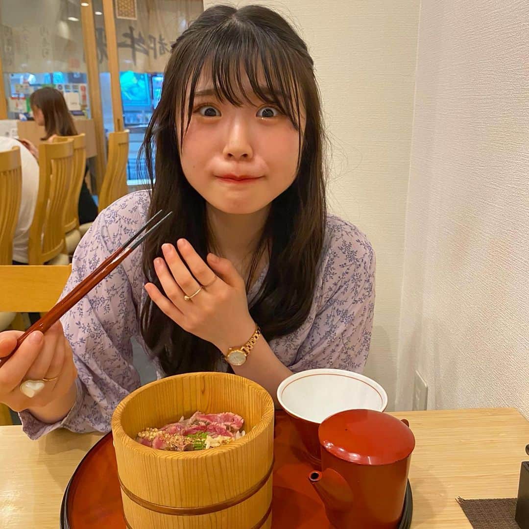 出口結菜さんのインスタグラム写真 - (出口結菜Instagram)「《🍃#京都　#牛光》﻿ ﻿ 🥩肉まぶし　お茶漬けセット付き（¥1078）﻿ ﻿ ﻿ ご飯の上にお肉がぎっしり詰め込まれたこの肉まぶし！﻿ ﻿ ずっと気になってたんやけど、高いんかなぁって、ドキドキしていったけど、﻿ ﻿ まさかまさかの、税抜きだったら3桁😳😳😳﻿ ﻿ ﻿ ﻿ 肉まぶしということで、ひつまぶしと同じ用途で食べていくねんけど、、﻿ ﻿ ①そのまま﻿ お肉は肉肉しくて、さっぱりめ✨✨﻿ ﻿ あと、甘いタレかな？ご飯にもタレがついてて、めっちゃ美味しい！！！﻿ ﻿ お肉にもしっかりタレが染み込んでいて、食べ応え抜群！！！﻿ ﻿ ﻿ ﻿ ②薬味をのせて﻿ ﻿ テーブルにたくさん味変できる﻿ 薬味が置いてあるんやけど、、、﻿ ﻿ 一推しはさくら塩🌸﻿ めっちゃ塩っぱいわけじゃなくて最高なの❕❕❕﻿ ﻿ 優しい塩味が加わる感じ🥰♥️﻿ ﻿ ﻿ ﻿ あとは王道のわさびやねぎは外せない！﻿ ﻿ 安定に美味しすぎるし、﻿ 味の雰囲気がめっちゃガラッとかわる🤩✨﻿ ﻿ ﻿ ﻿ ③お茶漬け🍵﻿ ﻿ すごく優しい味で、意識したらほんのり甘さを感じるぐらい😳✨﻿ ﻿ 醤油を入れると結構味がキツくなる感じ✊﻿ ﻿ それもそれで美味しいけど、薬味とかで結構味がしっかりしてるから、お醤油具合を調節しながら食べるのがコツかな😆﻿ ﻿ ﻿ ﻿ ﻿ あとはね、緑茶、ほうじ茶、﻿ 白ごはん大盛り無料‼️‼️‼️‼️﻿ ﻿ ﻿ こんなに美味しいのにこんなにサービスしてもらっていいんですか！！！って感じ😳💗﻿ ﻿ ﻿ ﻿ 席の数も少ないから平日とかに行くのがおすすめかも🤩✨﻿ ﻿ ﻿ ﻿ \胃も心もお腹いっぱい🥰♥️/﻿ ﻿ ___________________________________________﻿ ﻿ ❤️ 京都府京都市中京区寺町通蛸薬師下る東側町534 天清ビル西側 1F　﻿ 💗河原町から🚶‍♀️3分（祇園四条駅より近い）﻿ 💛定休日:火曜日﻿ 💚11時半〜21時﻿ 💙予約可﻿ 🤍19席（カウンター9席）﻿ ___________________________________________﻿ ﻿ #河原町 #京都牛光 #肉まぶし #🥓  #河原町グルメ #河原町ディナー #河原町ランチ #祇園四条 #京都グルメ #京都観光 #京都ランチ #京都ディナー #肉 #薬味 #お茶漬け #リーズナブル #安い #ご飯大盛り  #instafood #instagram #食べ物 #食べ物グラム #グルメ #グルメ好きな人と繋がりたい #飯テロ #food #yummy #ラビグルメ」11月20日 21時10分 - yui_laby0622