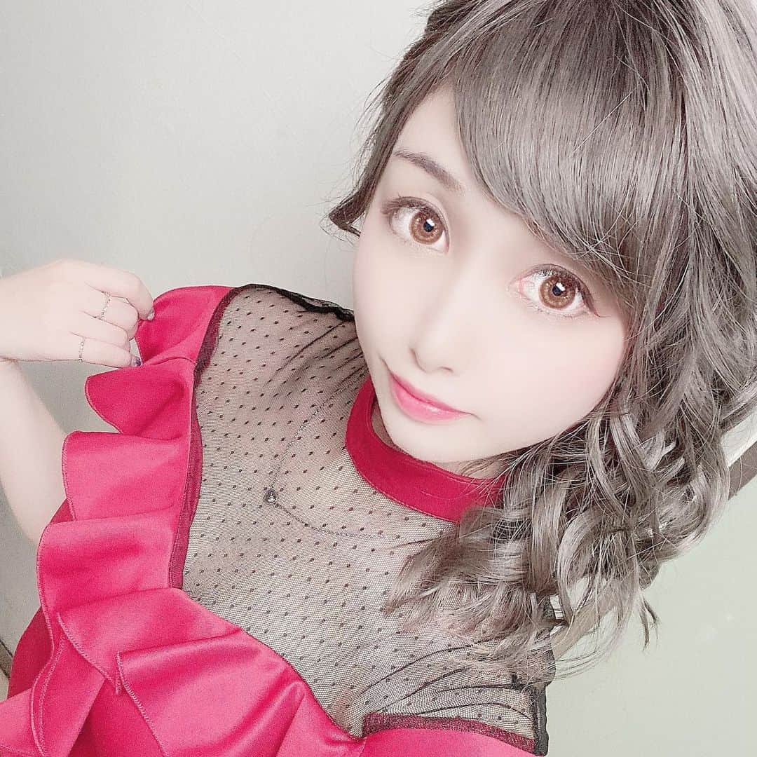 うららのインスタグラム：「出勤してます！  そして髪色変えました😌  #髪色 #ヘアアレンジ #ヘアカラー #歌舞伎町 #歌舞伎町キャバ嬢 #キャバ嬢 #キャバ #キャバクラ #お酒好き #お酒 #お酒好きな人と繋がりたい #お酒好き女子 #赤 #レッド #ドレス #キャバドレス #可愛い #可愛い女の子 #きれい #綺麗 #キレイ」