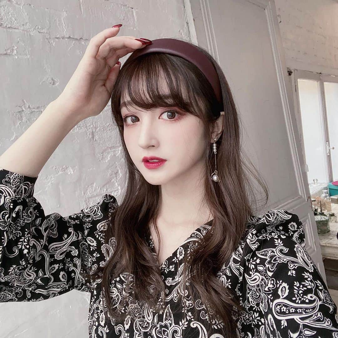 のインスタグラム：「ペイズリー柄ワンピース🖤  着るだけで美人に見えるような 本当に綺麗なワンピース…  ブルー、ベージュ、ブラックが ありますが、ブラックやはり キマります…👏🏻 誰でも似合うのよ、ペイズリー柄は♡ ぜひ、着てみてほしいっ！！！ @lacus_bynikisakino   ピアスはイヤリングもあります。 ゆらゆら動くアイテムは好印象♡ これどこの？って聞かれる率高い！  ちなみに、カチューシャは 12月中にポニーフックと一緒に 発売する予定です♡ 本当に可愛くて痛くならない こだわりのカチューシャです！！  #Lacus #ラクス #ペイズリー #ペイズリー柄 #ペイズリーワンピース #ペイズリー柄ワンピース #ブラックコーデ #ワンピース #新作 #秋冬コーデ #新希咲乃 #데일리룩 #패션 #코디 #데일리코디」