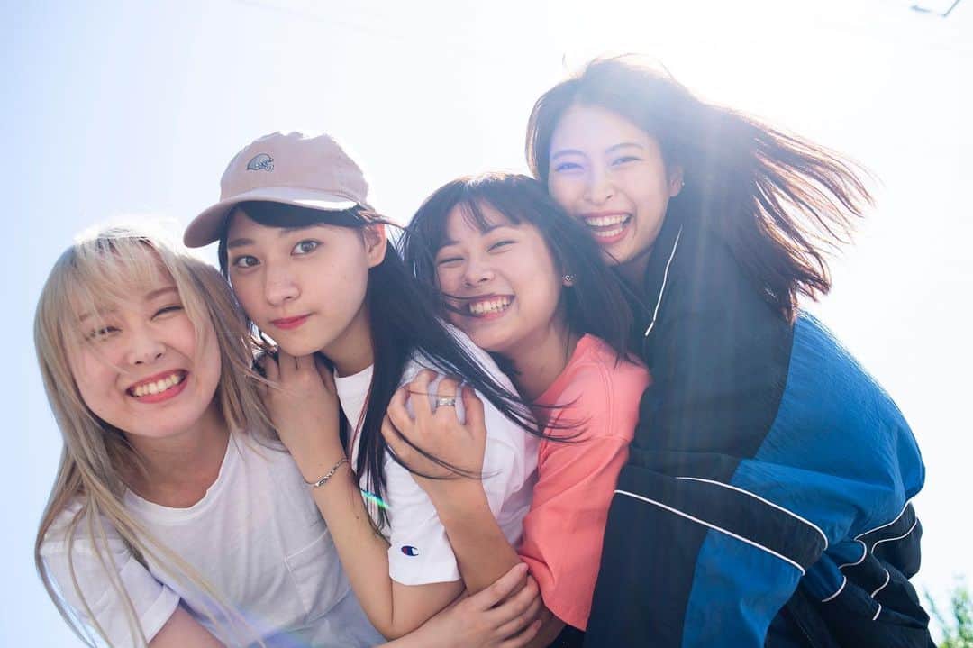 花盛友里のインスタグラム：「Shooting for @akiarim_official  ほんっと仲良しで可愛い子たち！ いい写真だなぁってしみじみ、、♡ 友情って世界一だよね。」