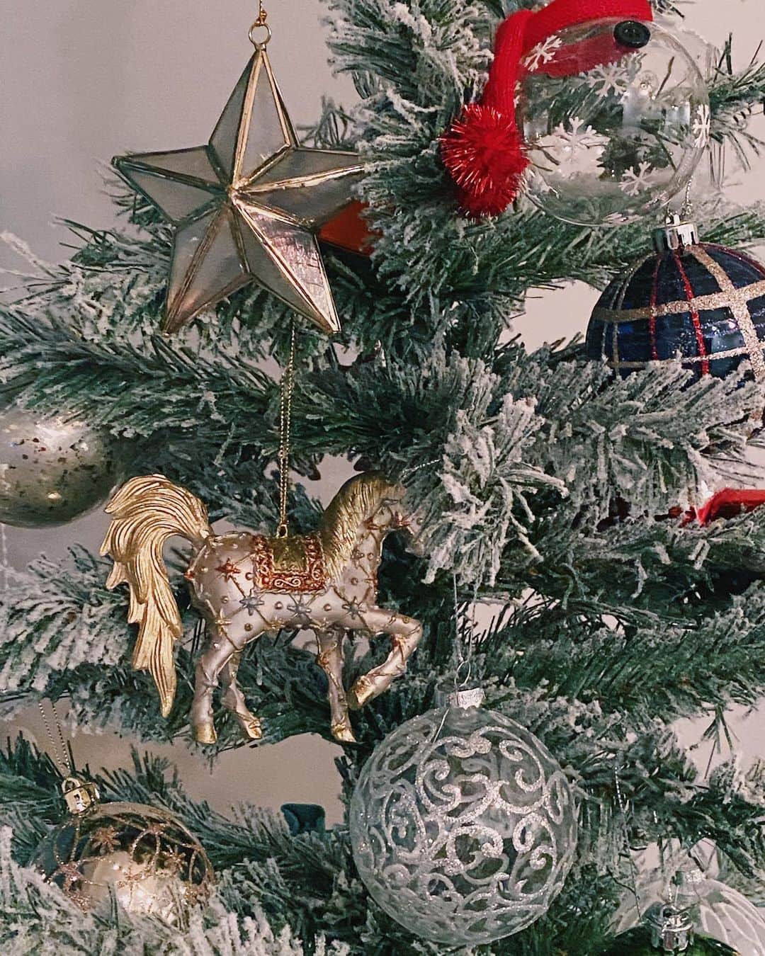 RIKAのインスタグラム：「ツリー作成中…🧣🎄🎠今年は少し大きい🥰」