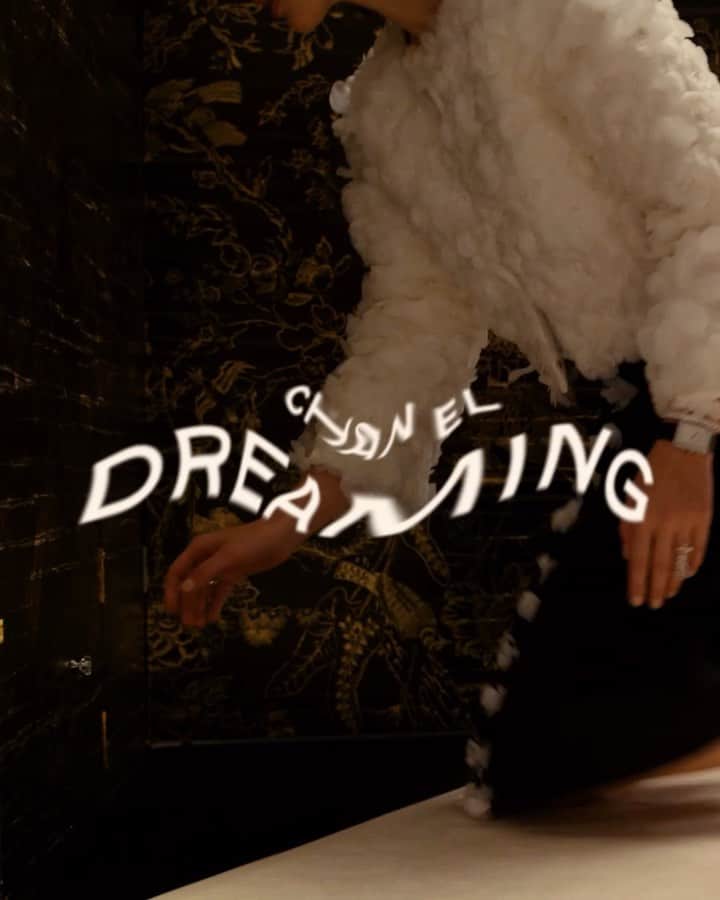 のインスタグラム：「Enter a CHANEL dream.  @giedre.dukauskaite wears the BOY·FRIEND watch in steel and diamonds, the PLUME DE CHANEL ring in yellow gold and white gold set with diamonds, and creations from the COCO CRUSH collection in yellow gold, white gold and diamonds.  #CHANELDreaming #CHANELFineJewelry #CHANELWatches #PlumeDeCHANEL #COCOCRUSH #CHANELBoyFriend  Discover the selection. Link in bio.」