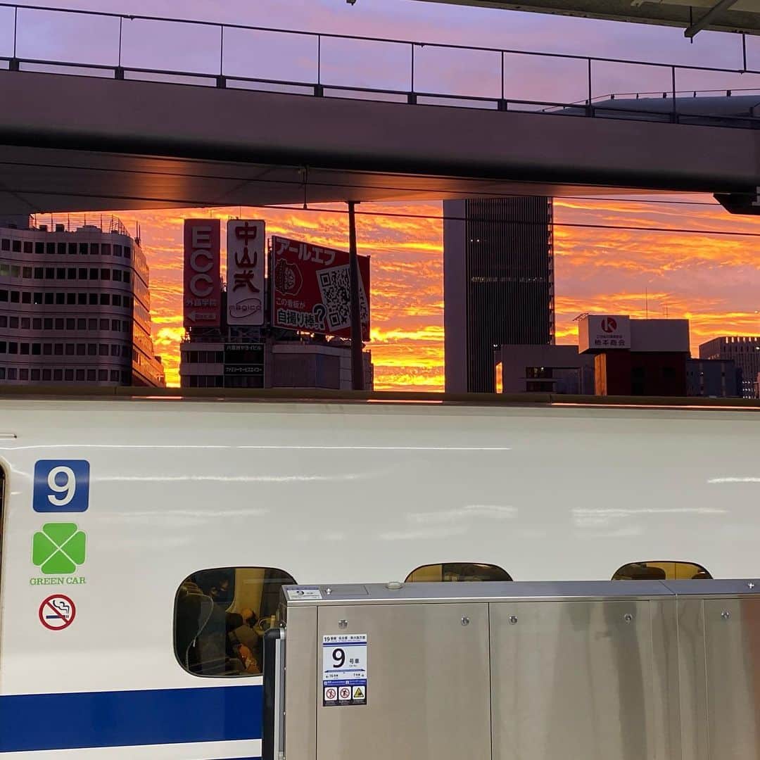 佐藤弘道さんのインスタグラム写真 - (佐藤弘道Instagram)「今朝の東京駅から見た朝焼け！ 燃えるようなオレンジ色。  #朝焼け #すごい綺麗だった #早起きは三文の徳」11月20日 19時46分 - satouhiromichi023